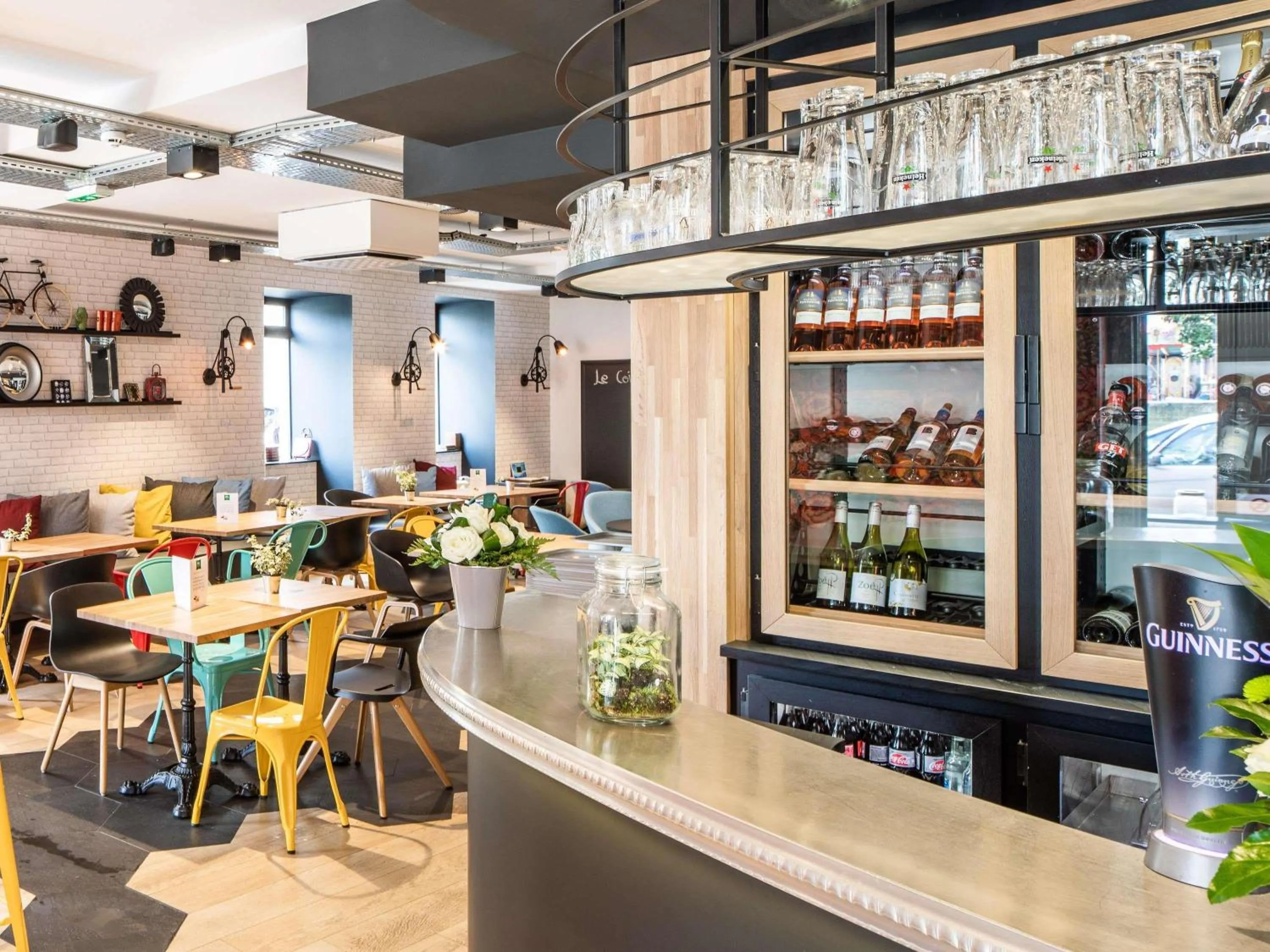 Lounge or bar in ibis Styles Dinan Centre Ville