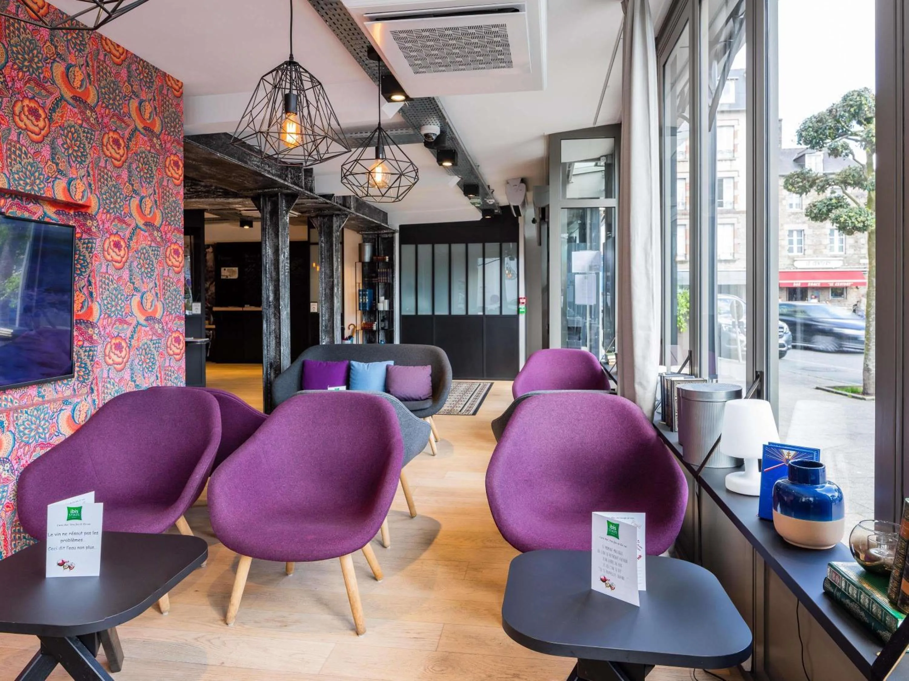 Lounge or bar in ibis Styles Dinan Centre Ville