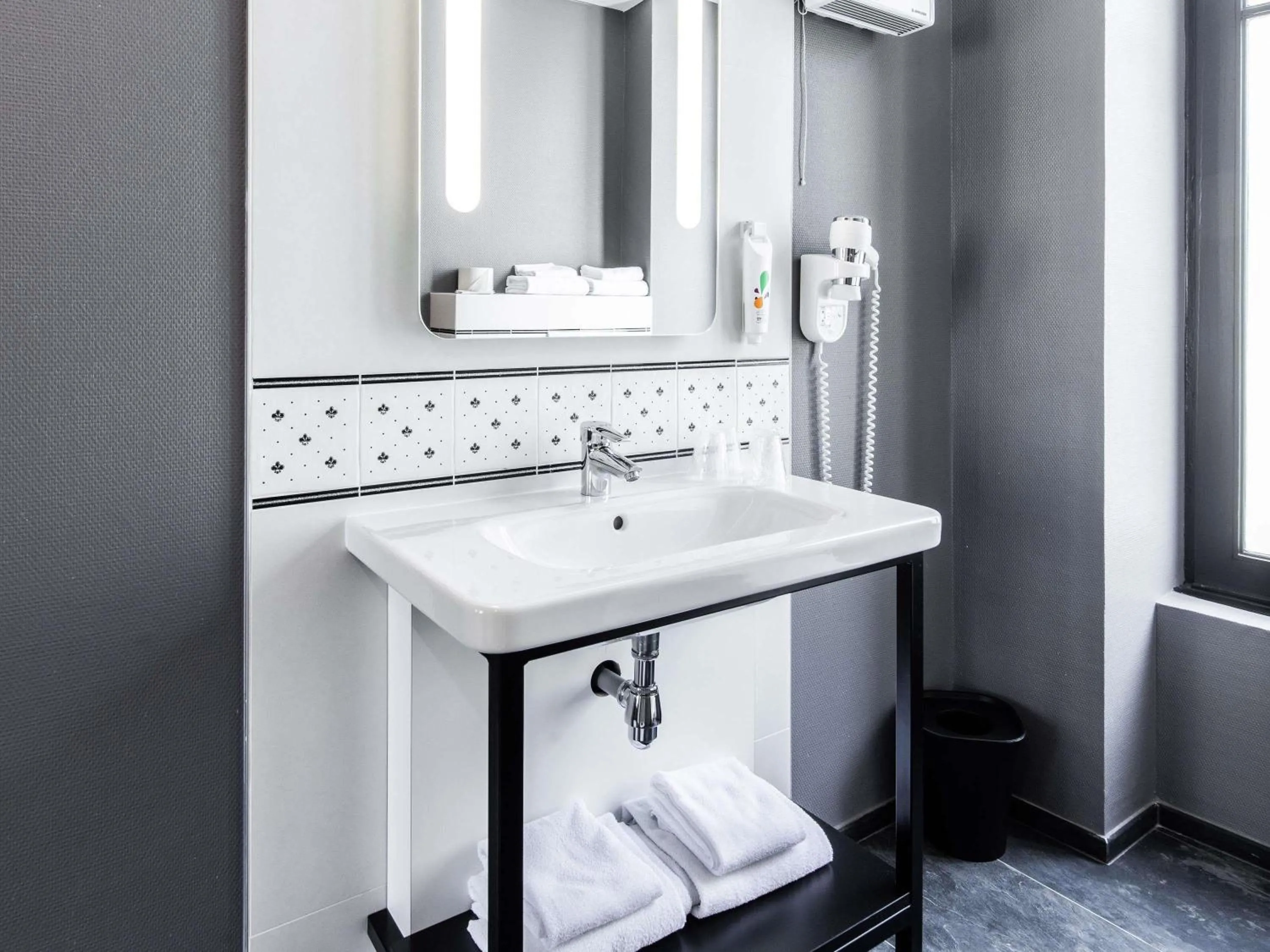 Bedroom in ibis Styles Dinan Centre Ville