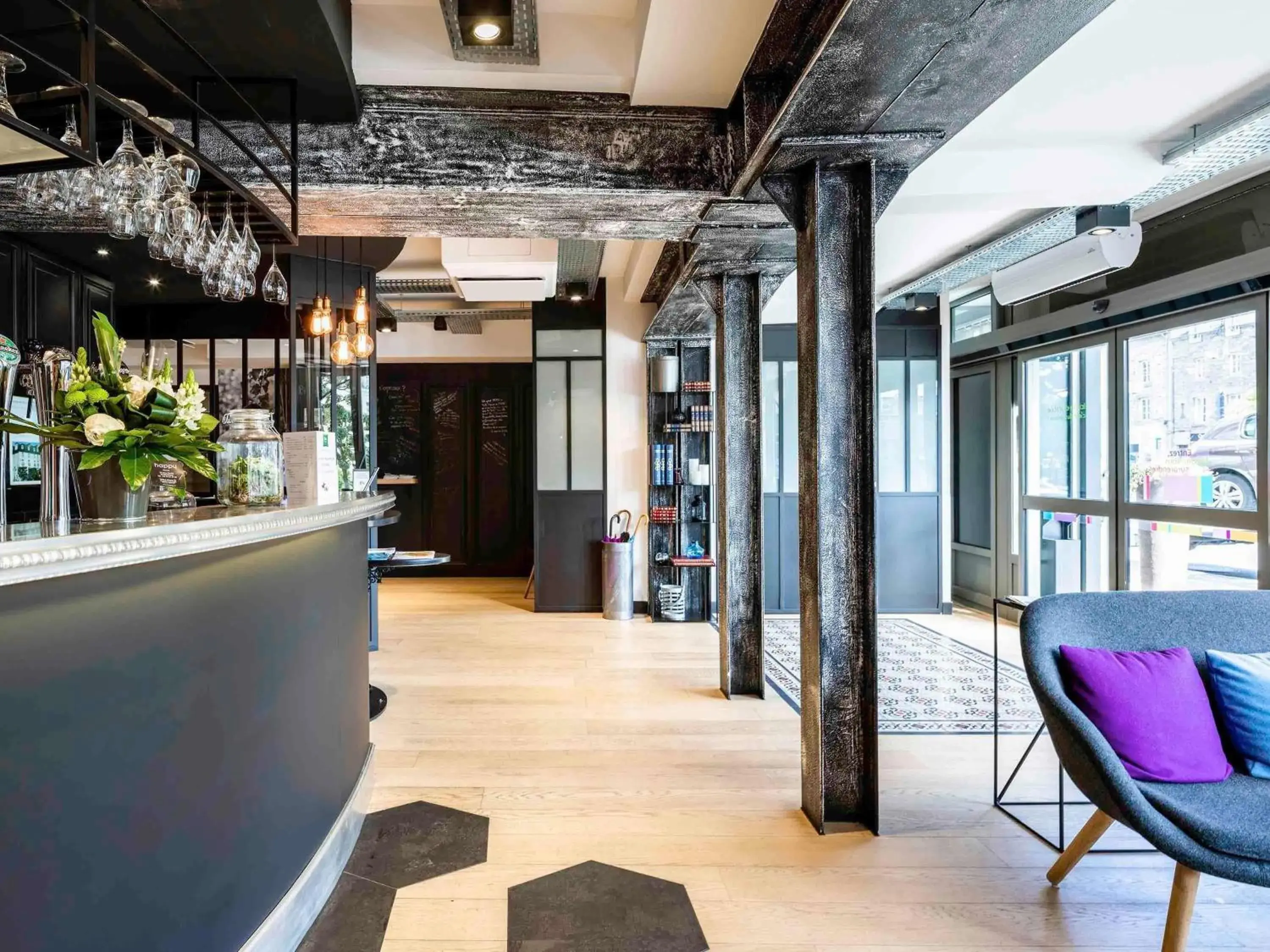 Lounge or bar in ibis Styles Dinan Centre Ville Lounge or bar in ibis Styles Dinan Centre Ville