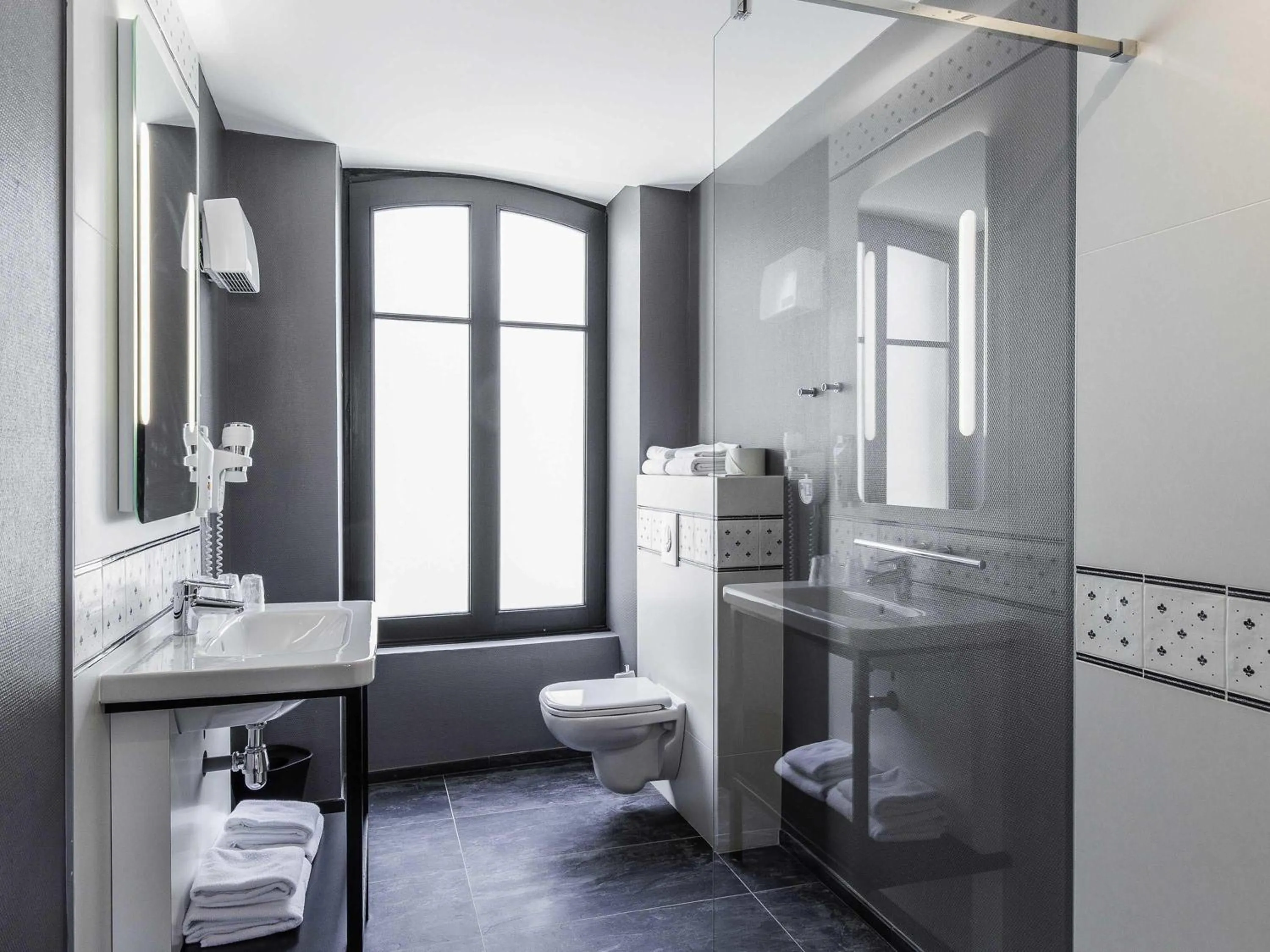 Bedroom in ibis Styles Dinan Centre Ville