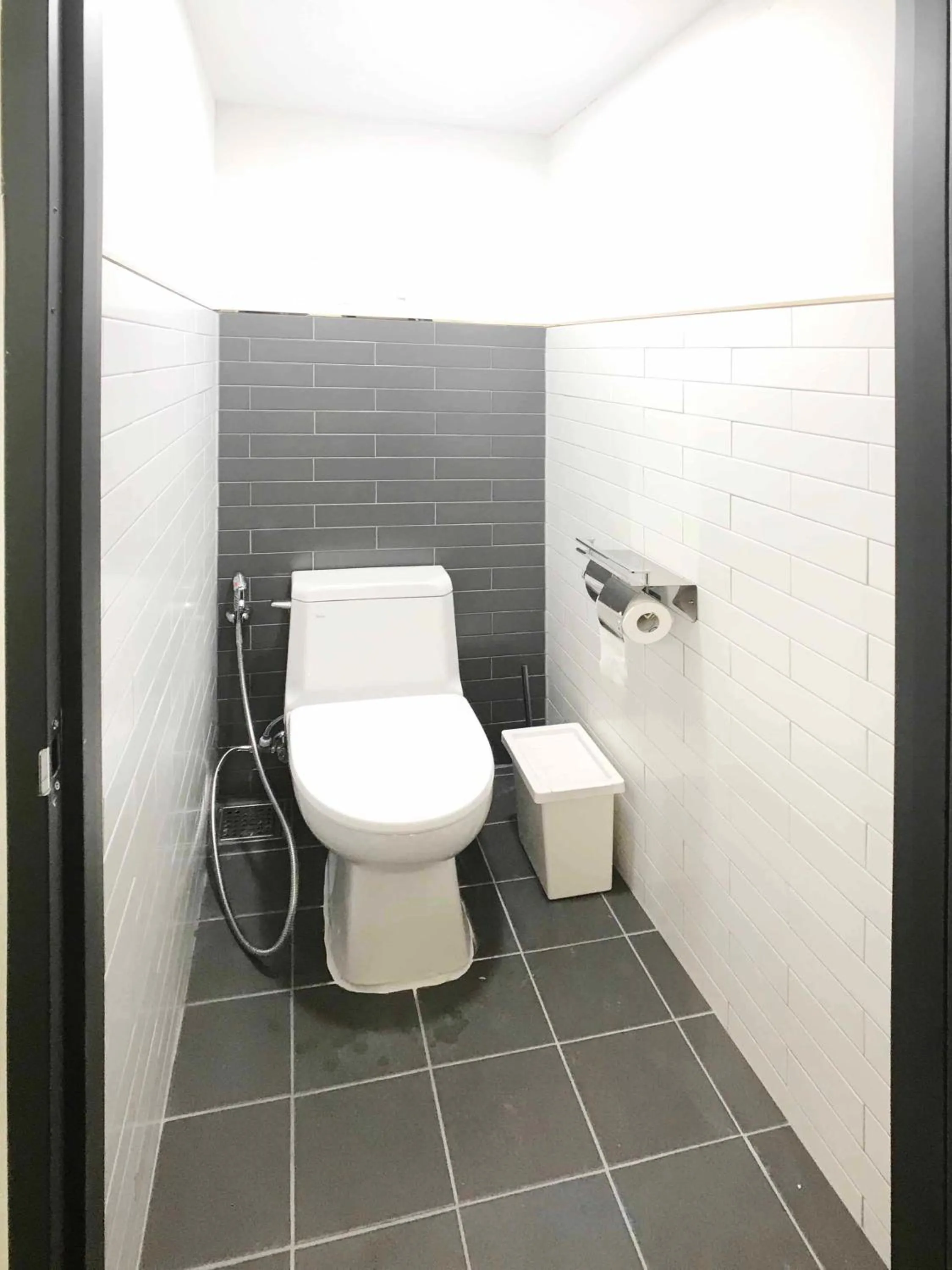 Toilet in Seoul Cube Itaewon