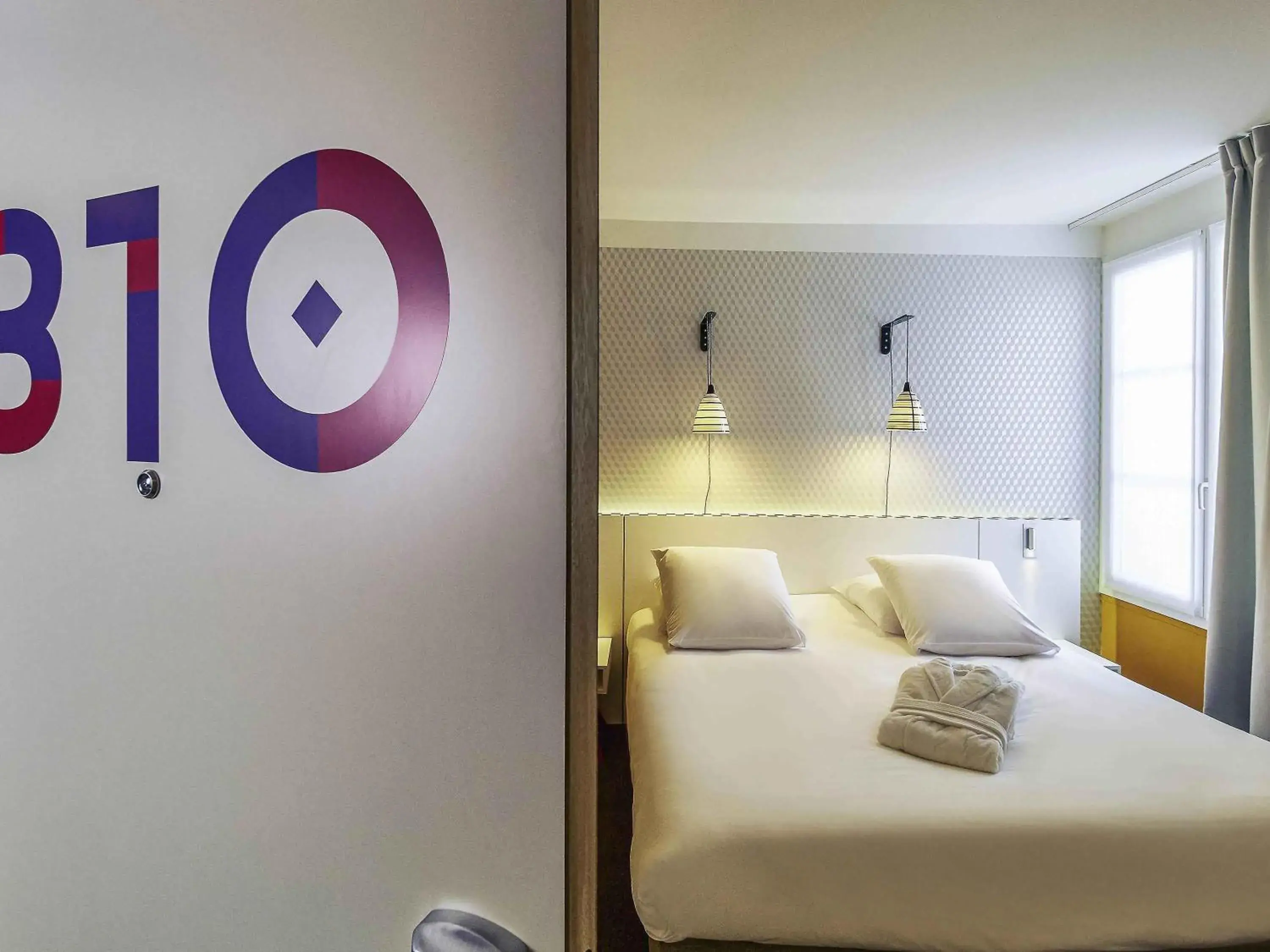 Bedroom, Bed in Hotel Mercure Brest Centre Les Voyageurs Bedroom, Bed in Hotel Mercure Brest Centre Les Voyageurs