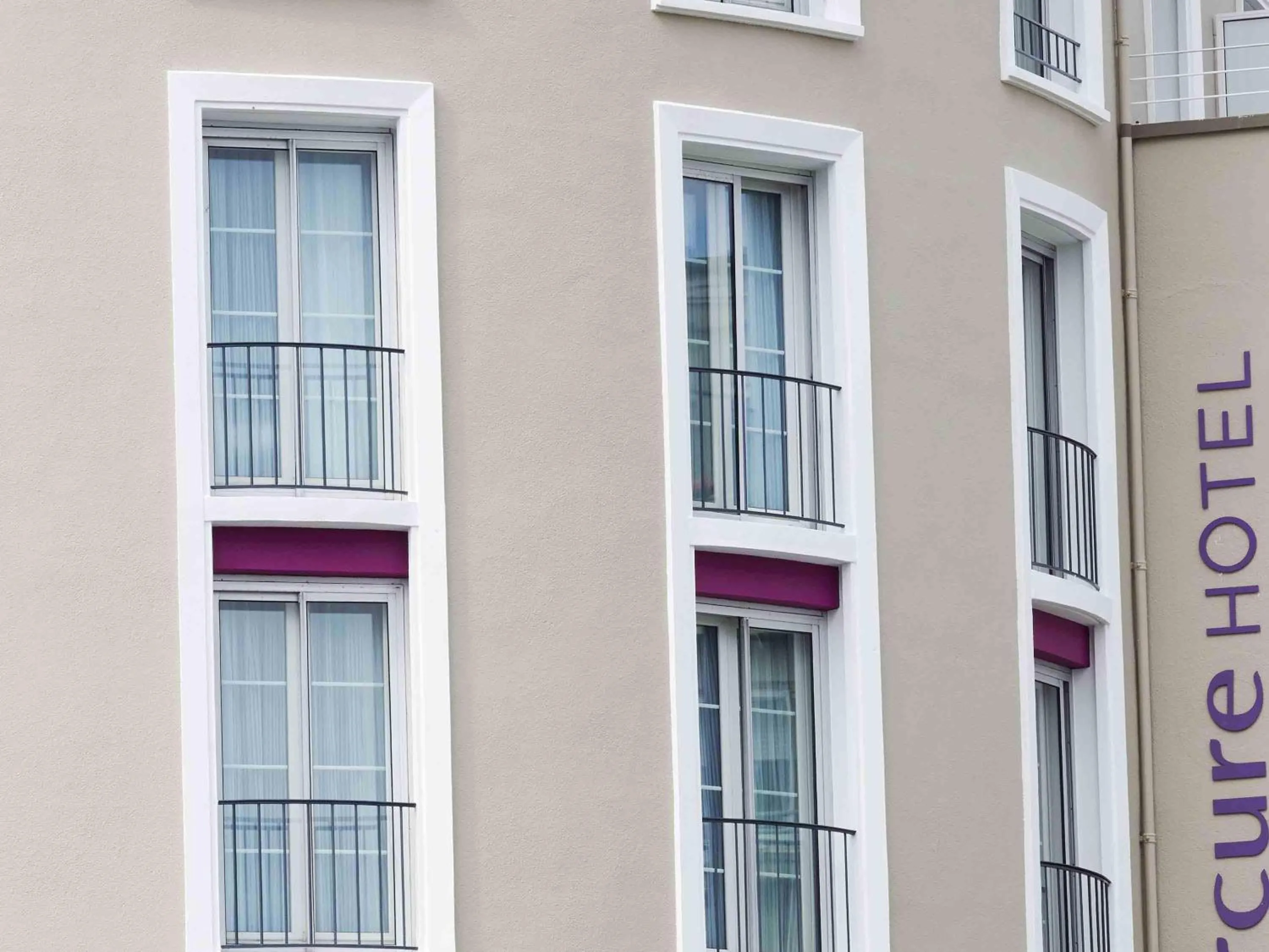 Property building in Hotel Mercure Brest Centre Les Voyageurs