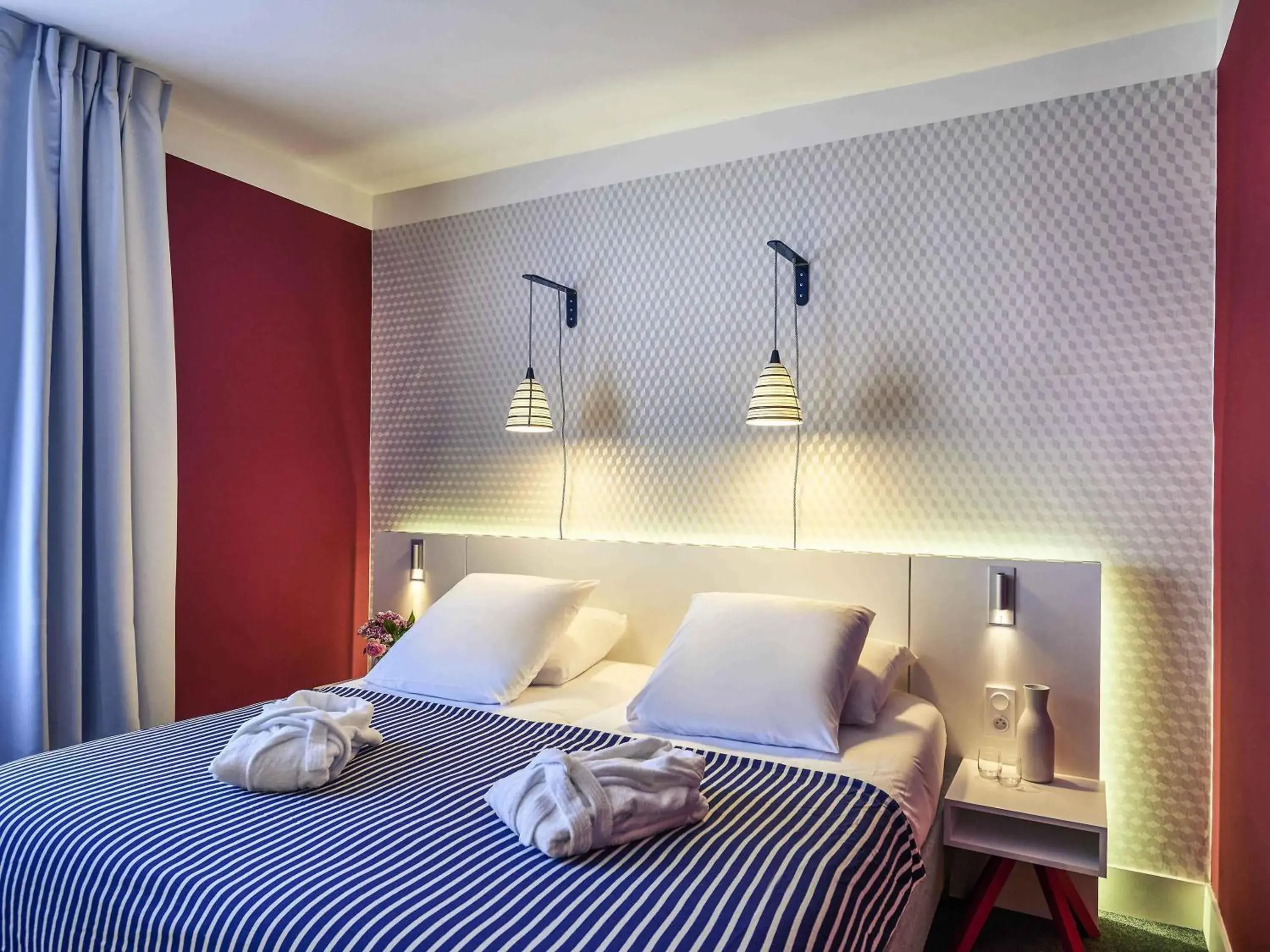 Superior Double Room with King Bed in Hotel Mercure Brest Centre Les Voyageurs Superior Double Room with King Bed in Hotel Mercure Brest Centre Les Voyageurs