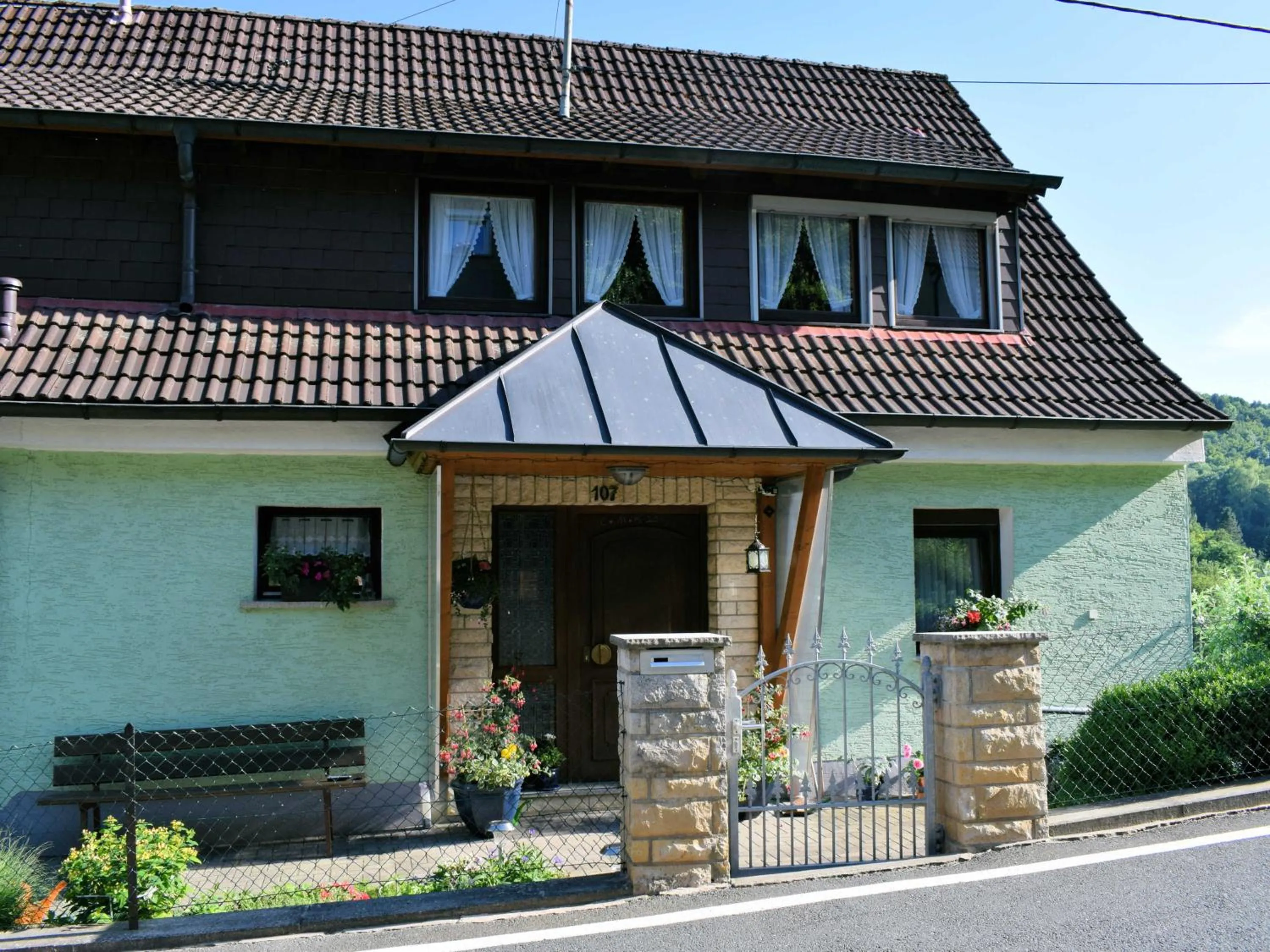 Property building in Gaestehaus Grau