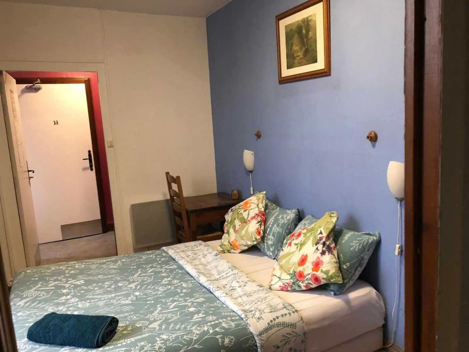 Bed in HOTEL HOSTELLERIE DES VOYAGEURS