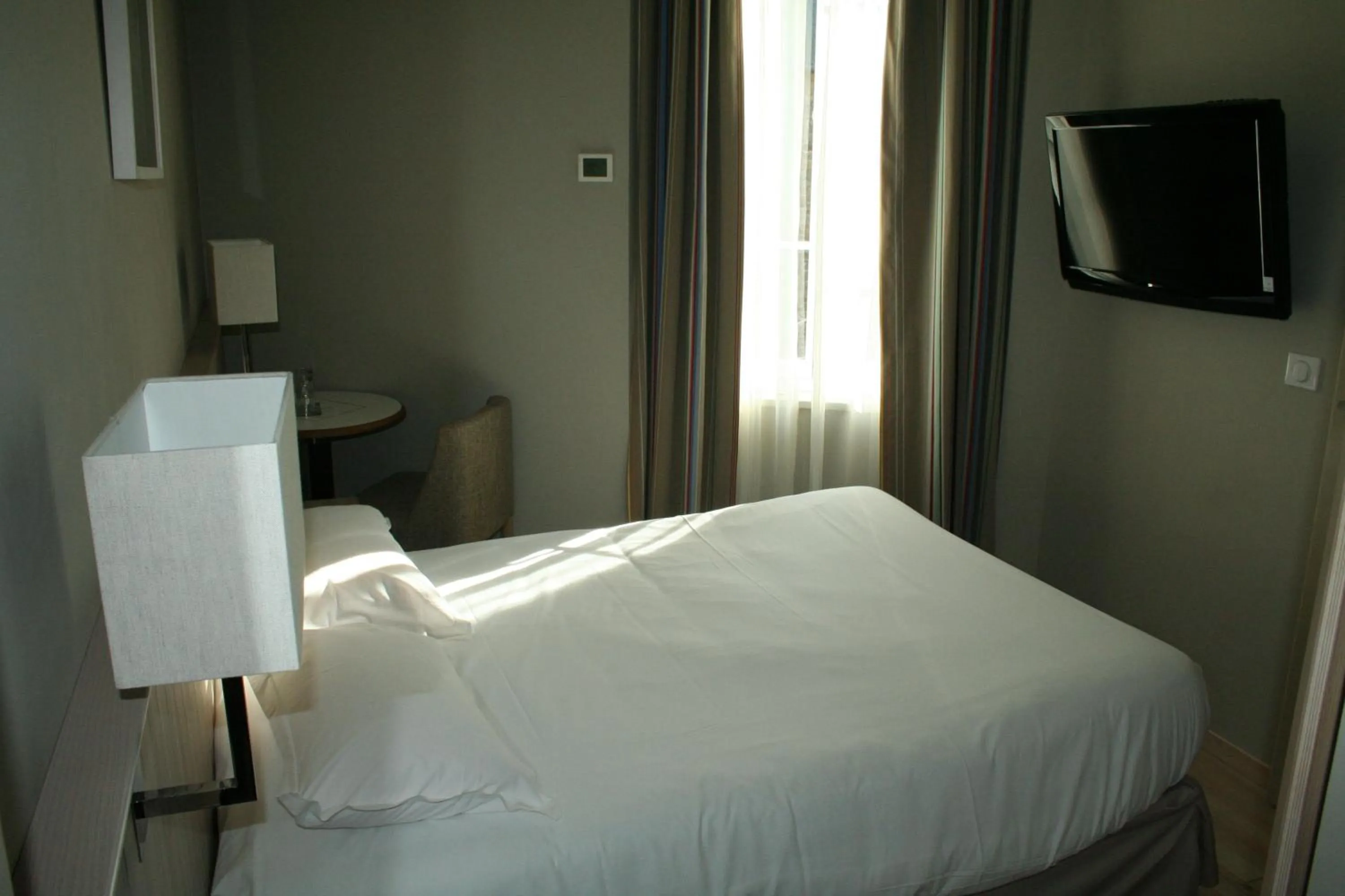 Photo of the whole room, Bed in Antinéa