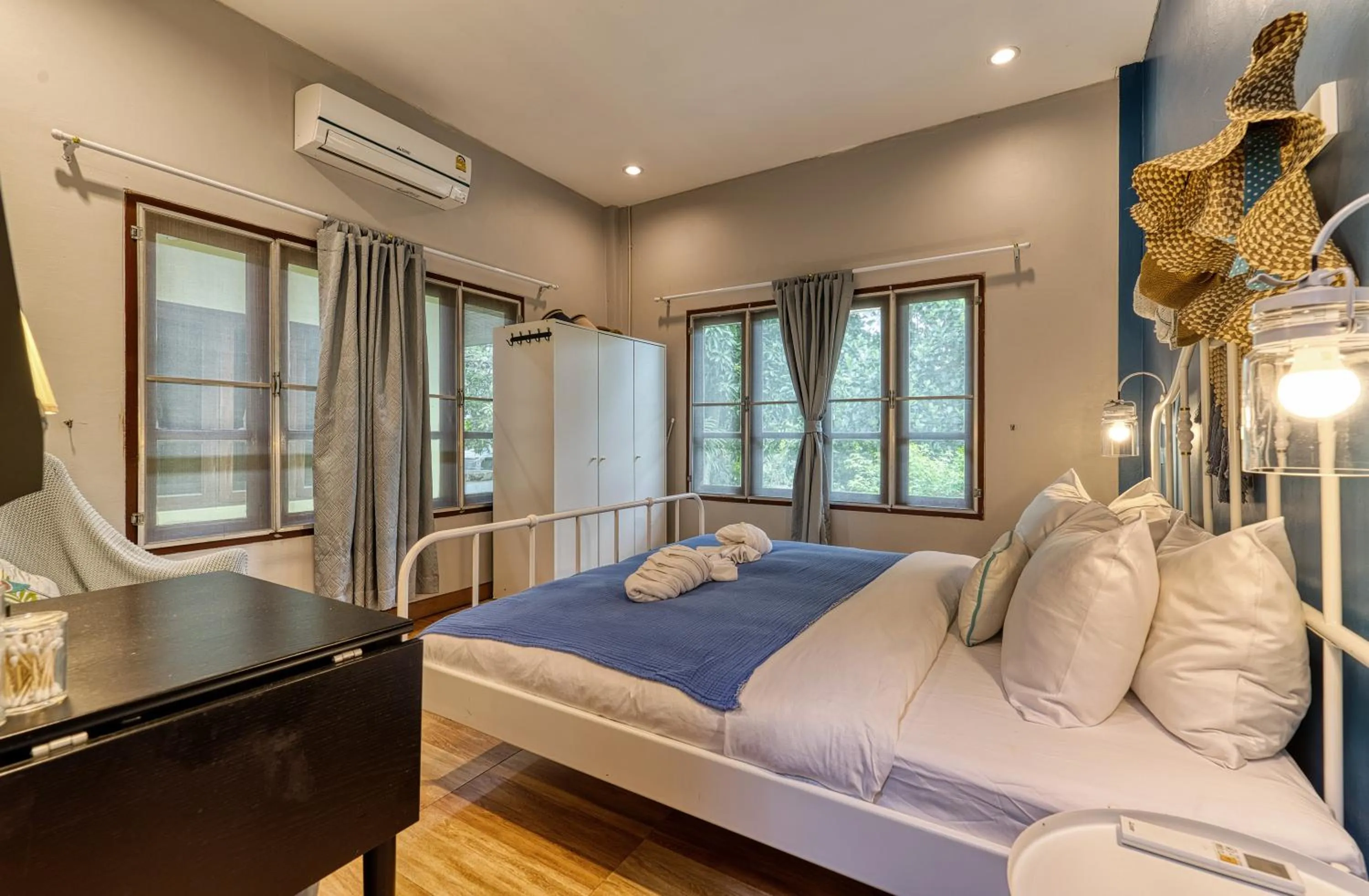 Bed in Maenam Bungalow