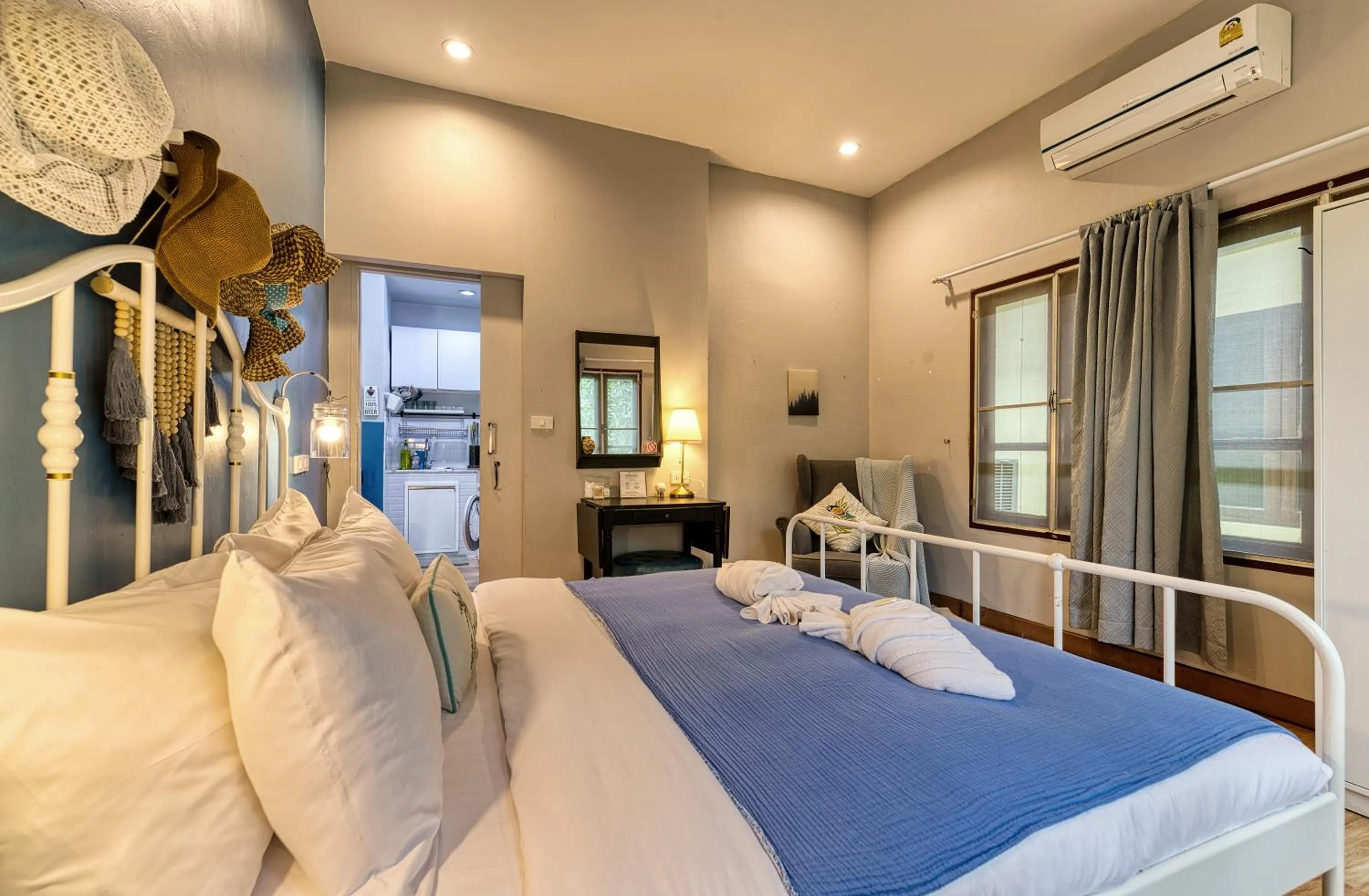 Bed in Maenam Bungalow