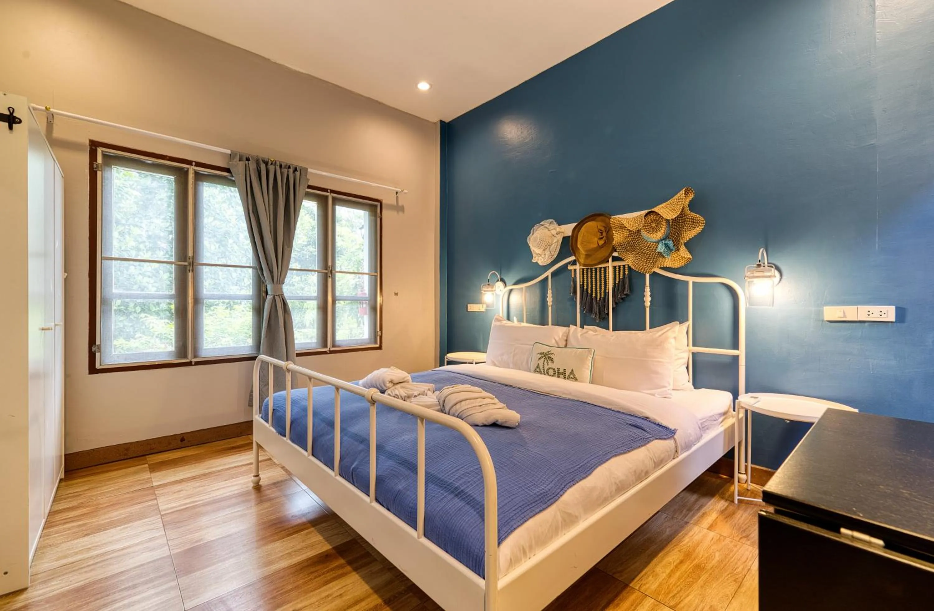 Bed in Maenam Bungalow