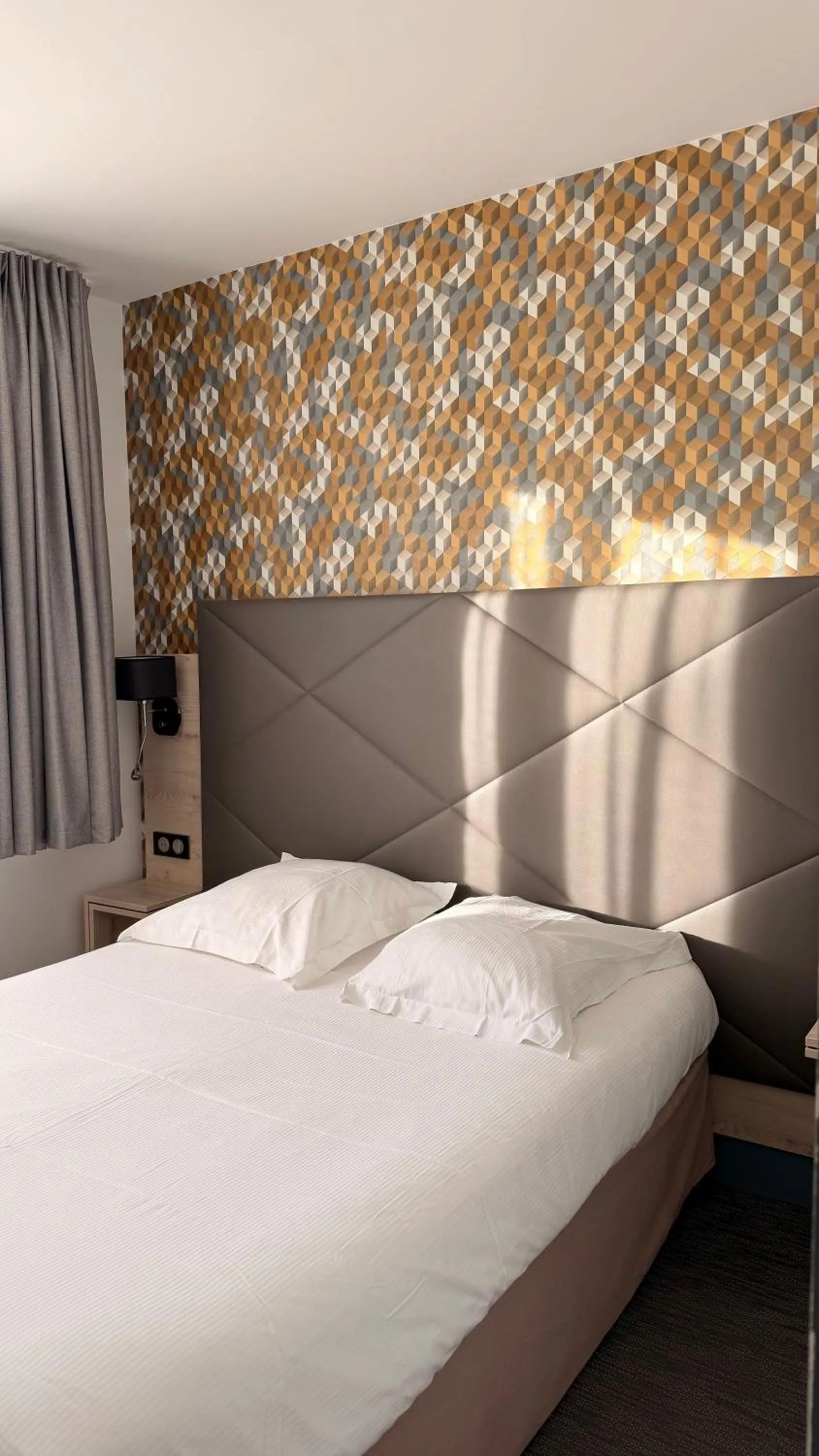 Bedroom, Bed in Hôtel Le Goëlo - Port de Paimpol