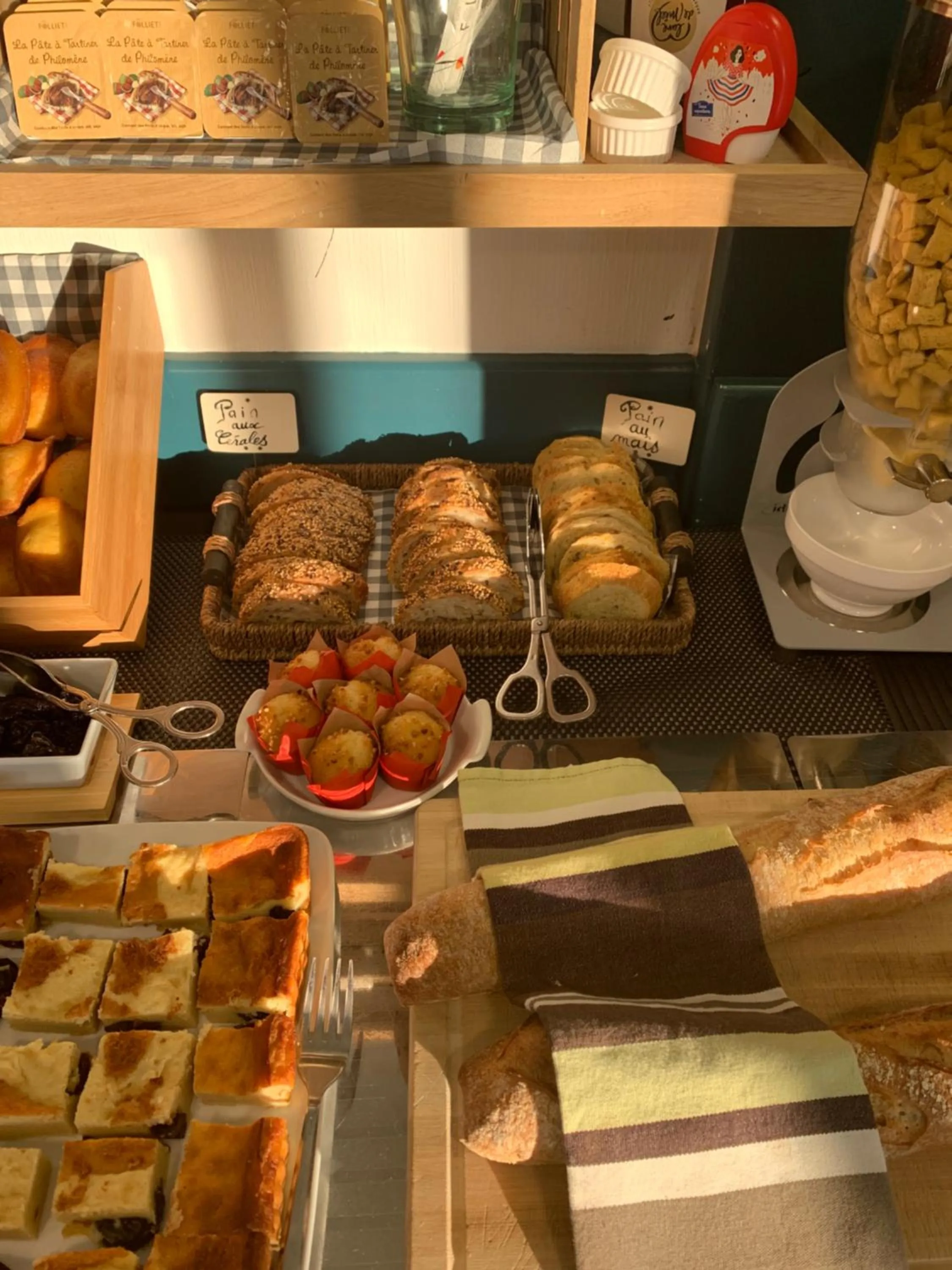 Buffet breakfast in Hôtel Le Goëlo - Port de Paimpol