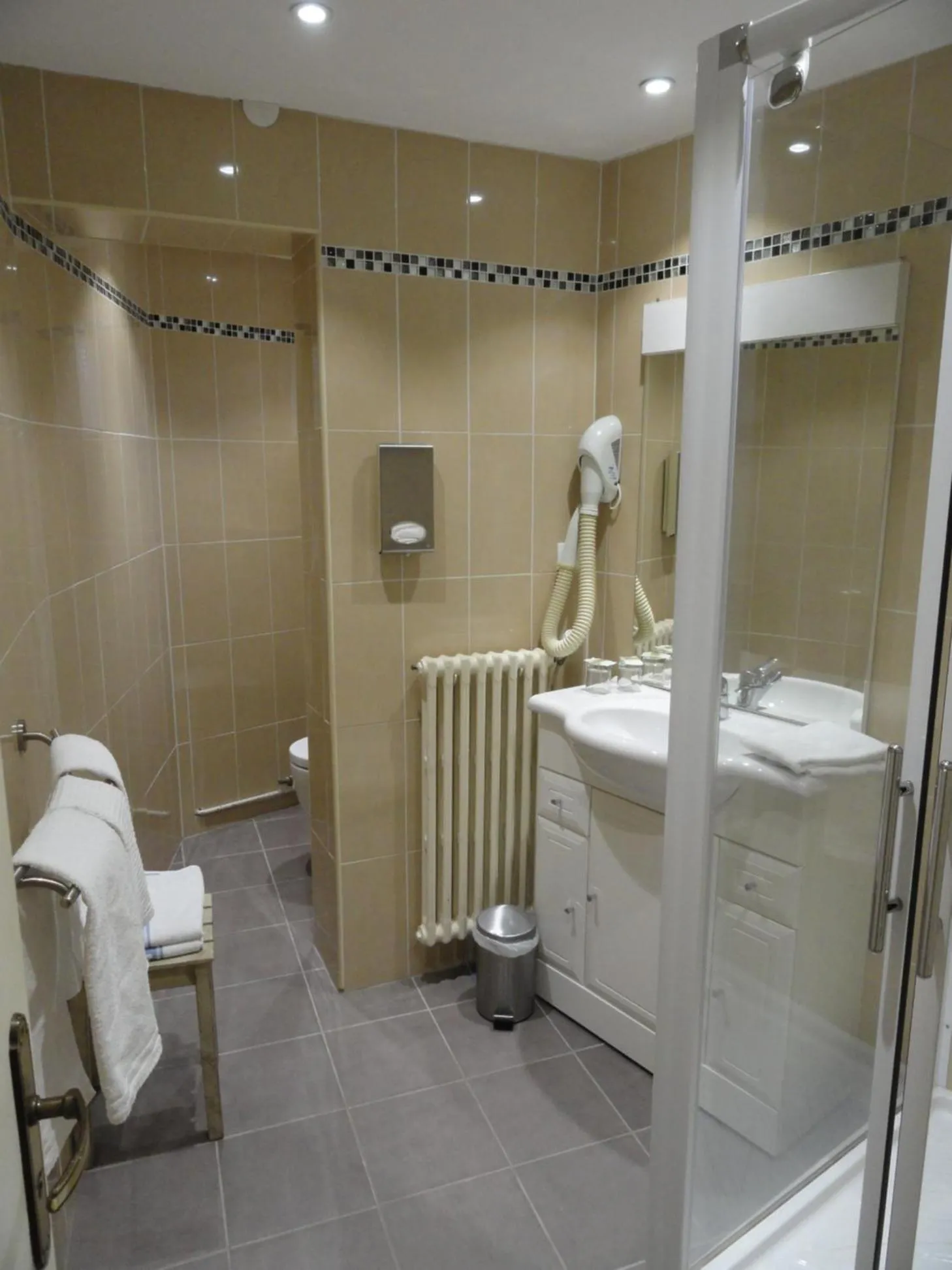 Bathroom in Logis Hotel Restaurant Planes