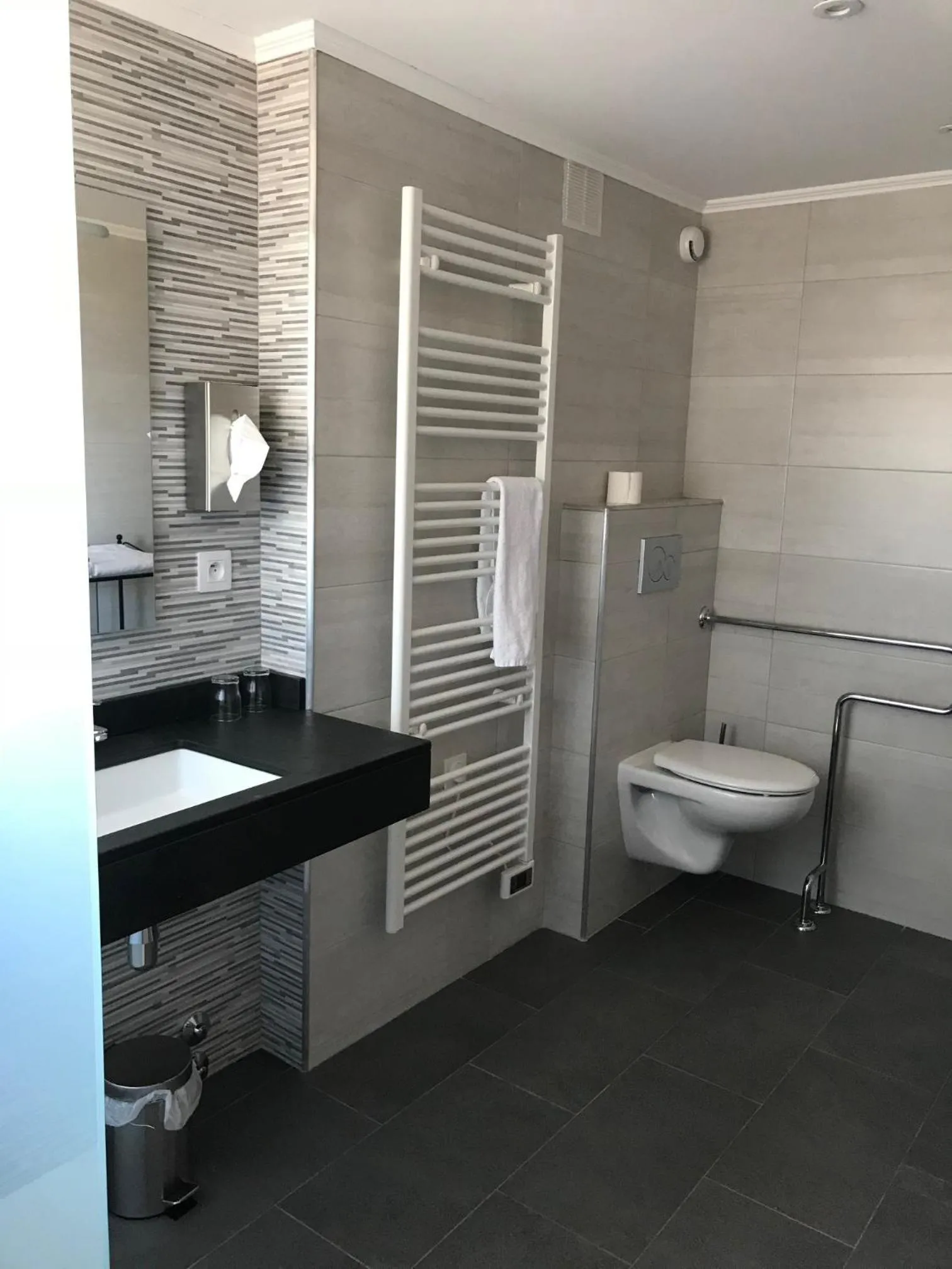 Bathroom in Logis Hotel Restaurant Planes