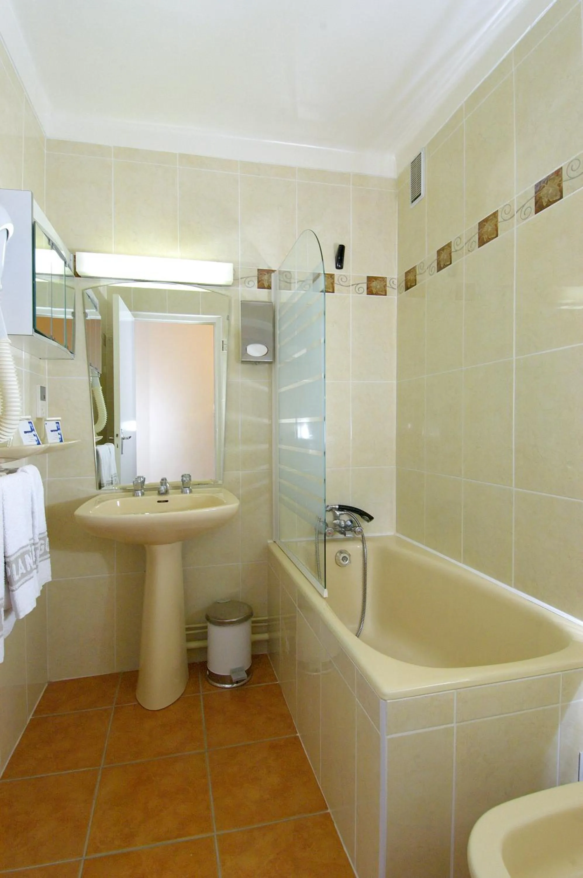 Bathroom in Logis Hotel Restaurant Planes