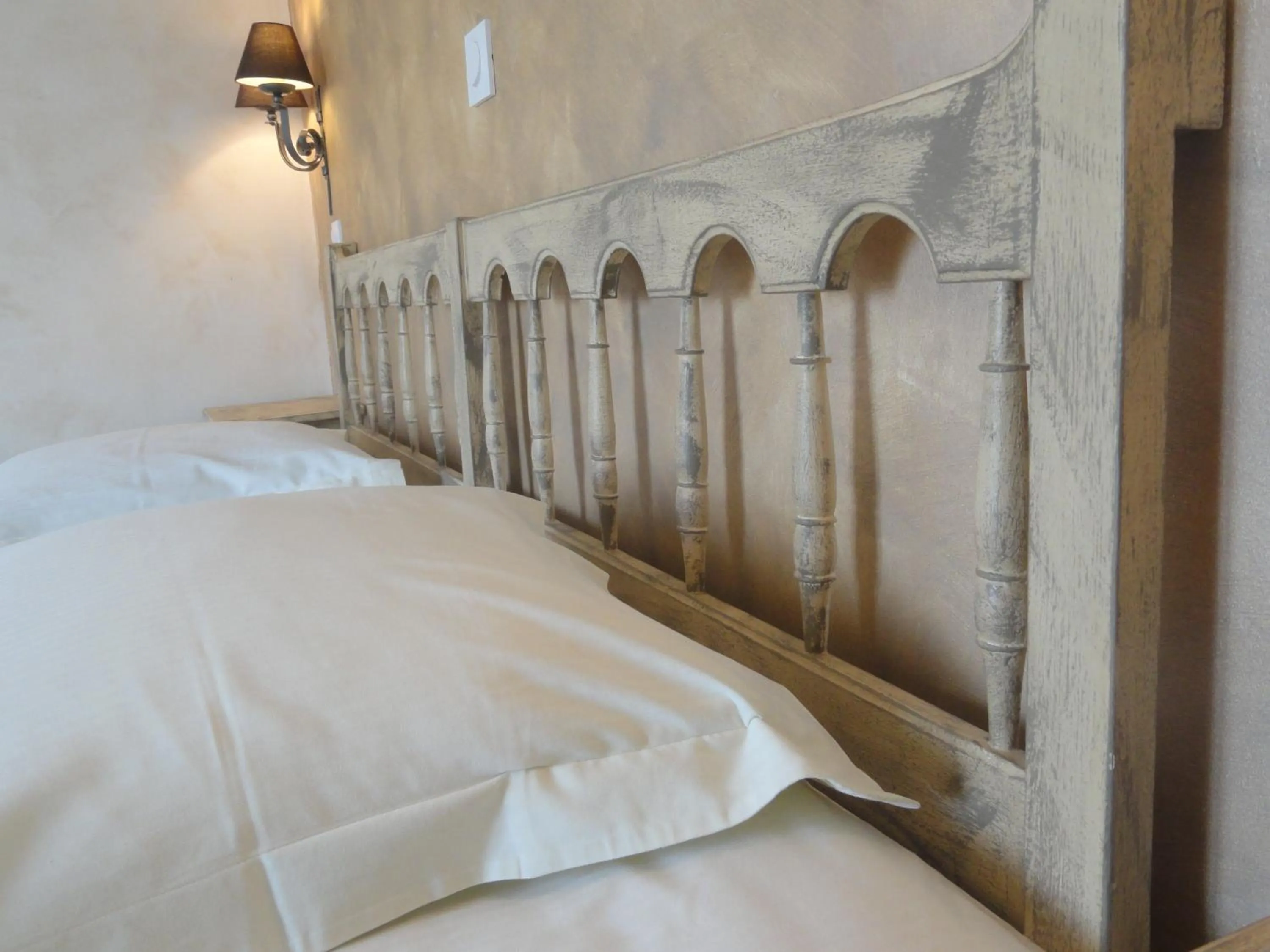 Bed in Logis Hotel Restaurant Planes