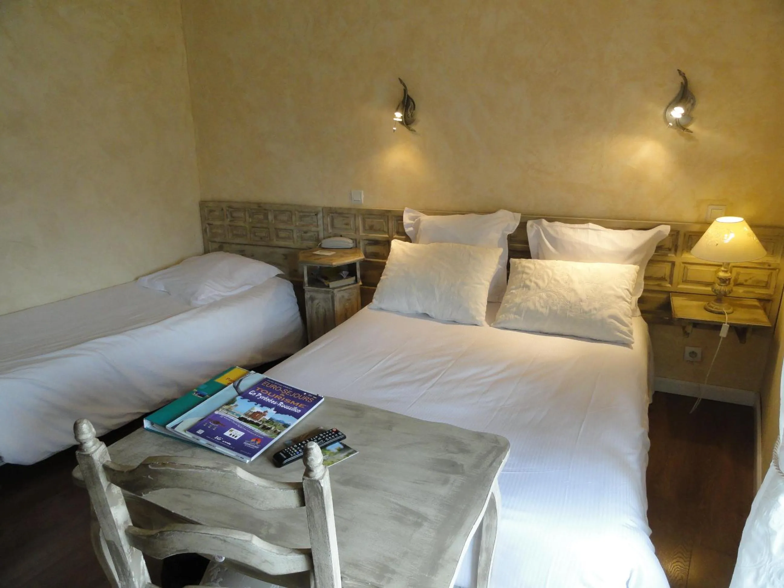 Bed in Logis Hotel Restaurant Planes