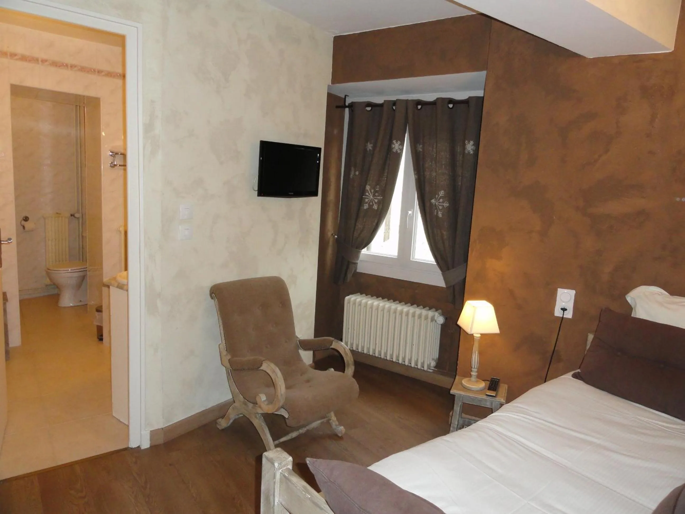 Living room, Bed in Logis Hotel Restaurant Planes