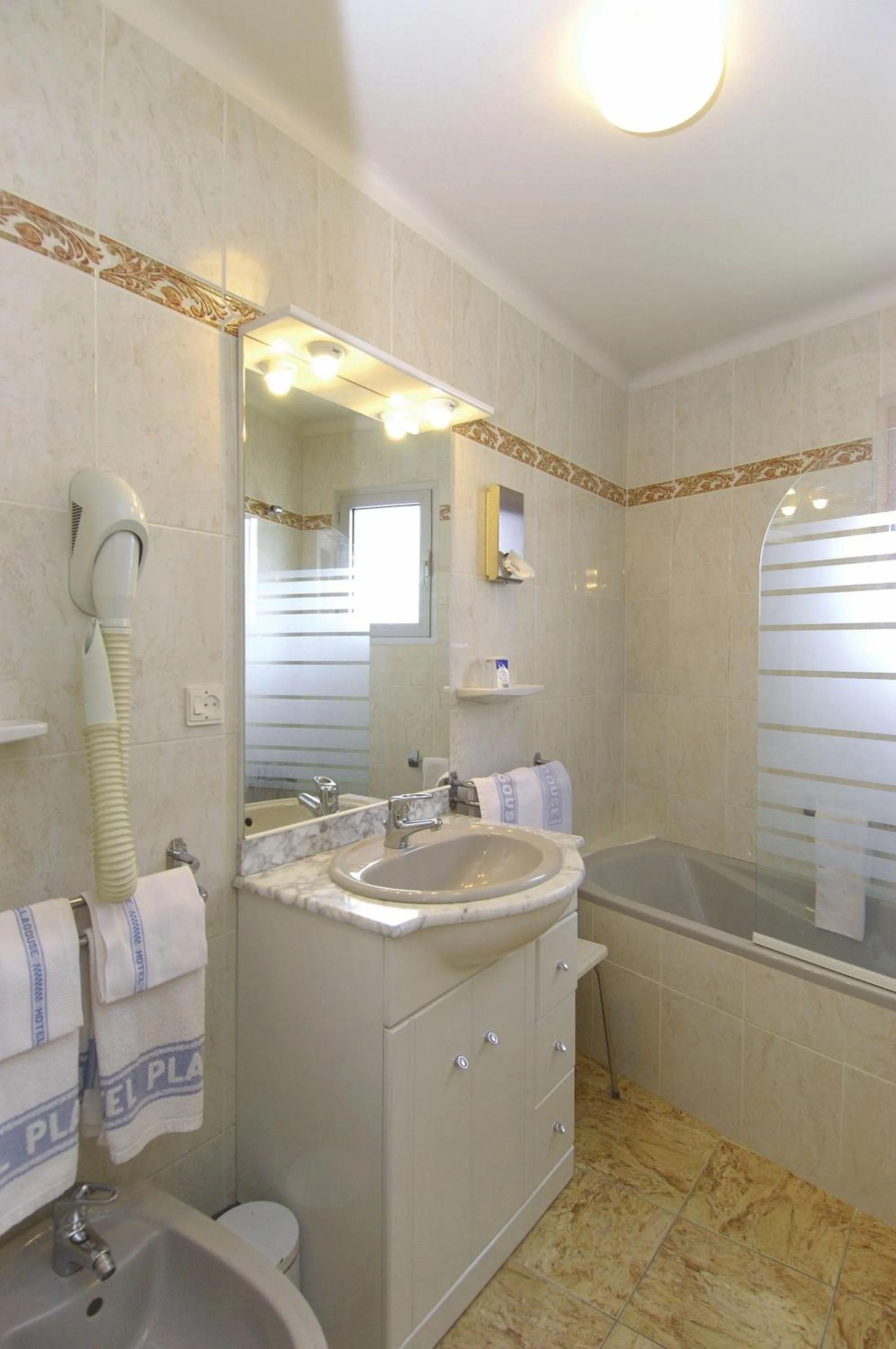 Bathroom in Logis Hotel Restaurant Planes