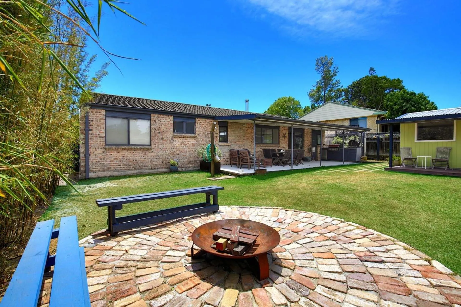 Aloha - Short Drive to Berry & The Beach - Fireplace and Firepit