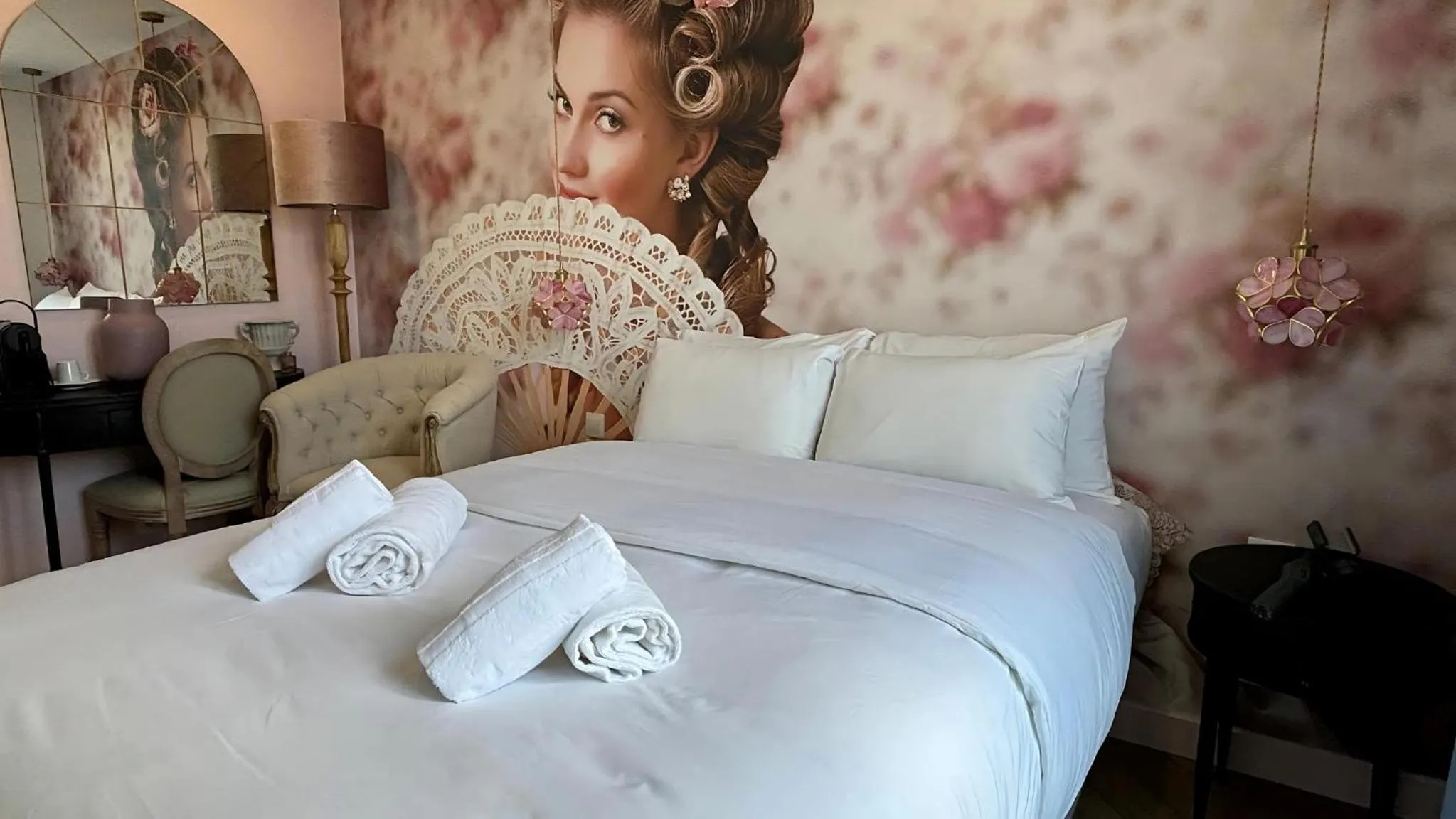 Bed in Le Glam's Hotel