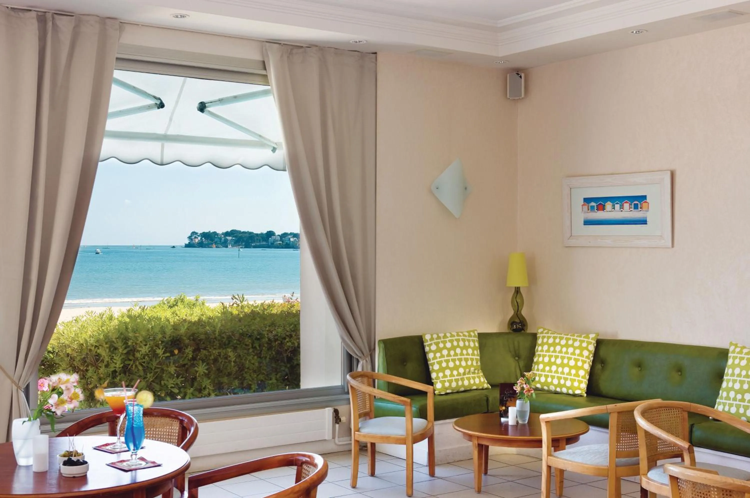 Communal lounge/ TV room in Hôtel Vacances Bleues Villa Caroline