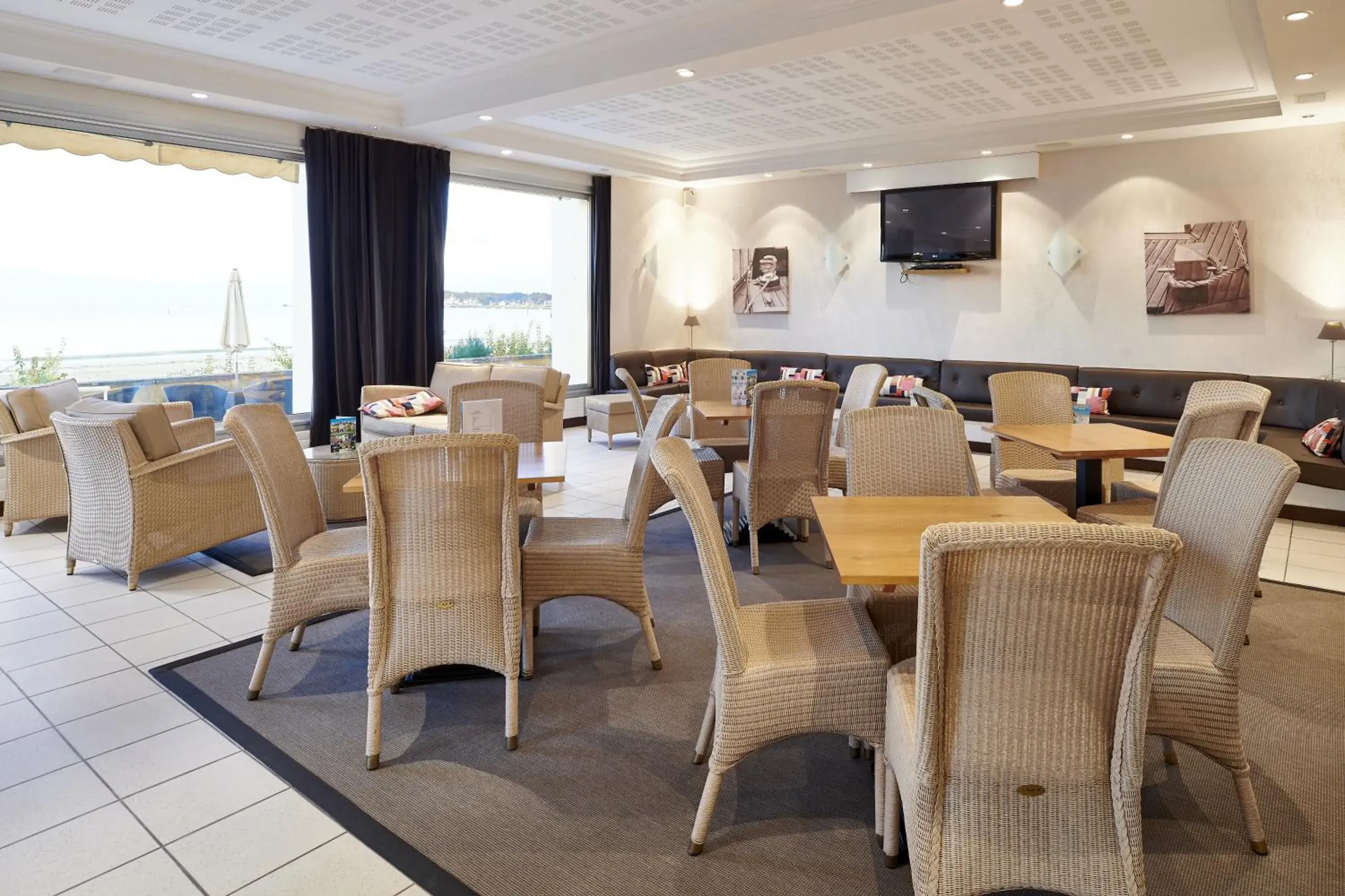 Lounge or bar in Hôtel Vacances Bleues Villa Caroline Lounge or bar in Hôtel Vacances Bleues Villa Caroline