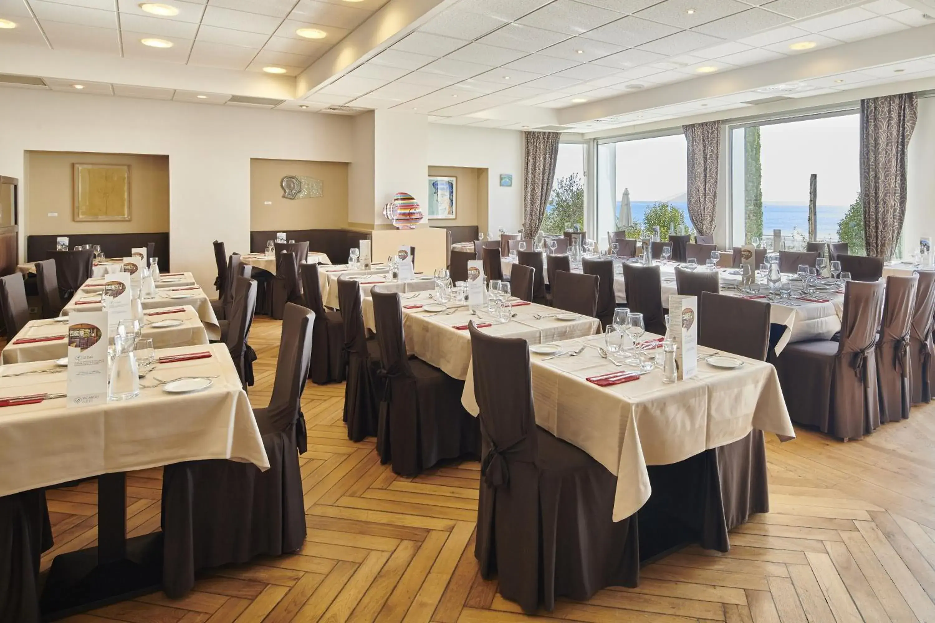 Restaurant/places to eat in Hôtel Vacances Bleues Villa Caroline Restaurant/places to eat in Hôtel Vacances Bleues Villa Caroline