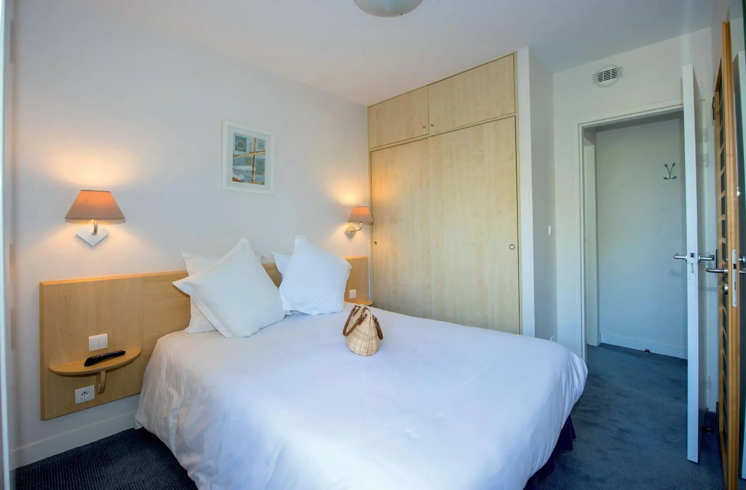 Garden view, Bed in Hôtel Vacances Bleues Villa Caroline Garden view, Bed in Hôtel Vacances Bleues Villa Caroline