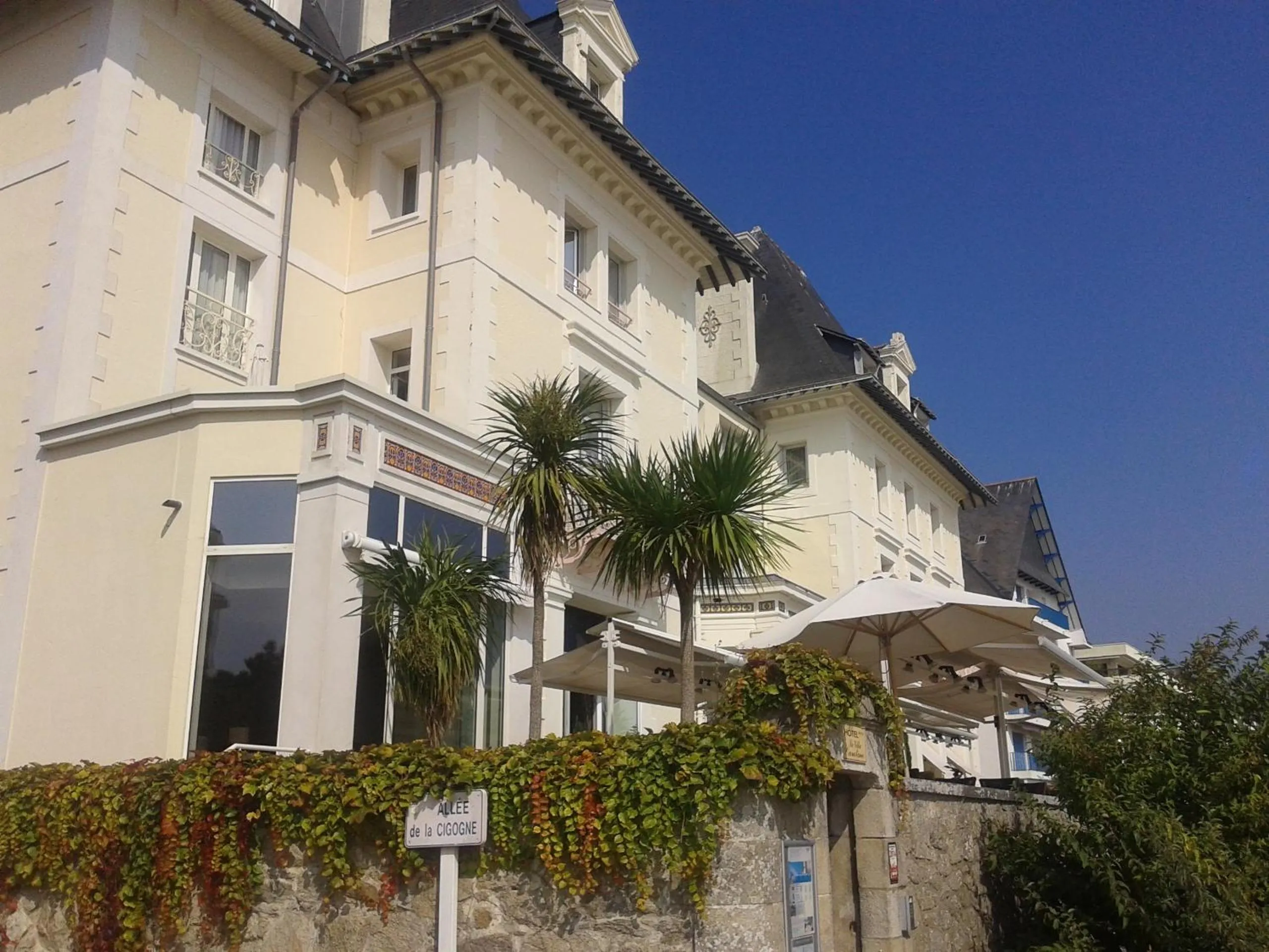 Facade/entrance in Hôtel Vacances Bleues Villa Caroline