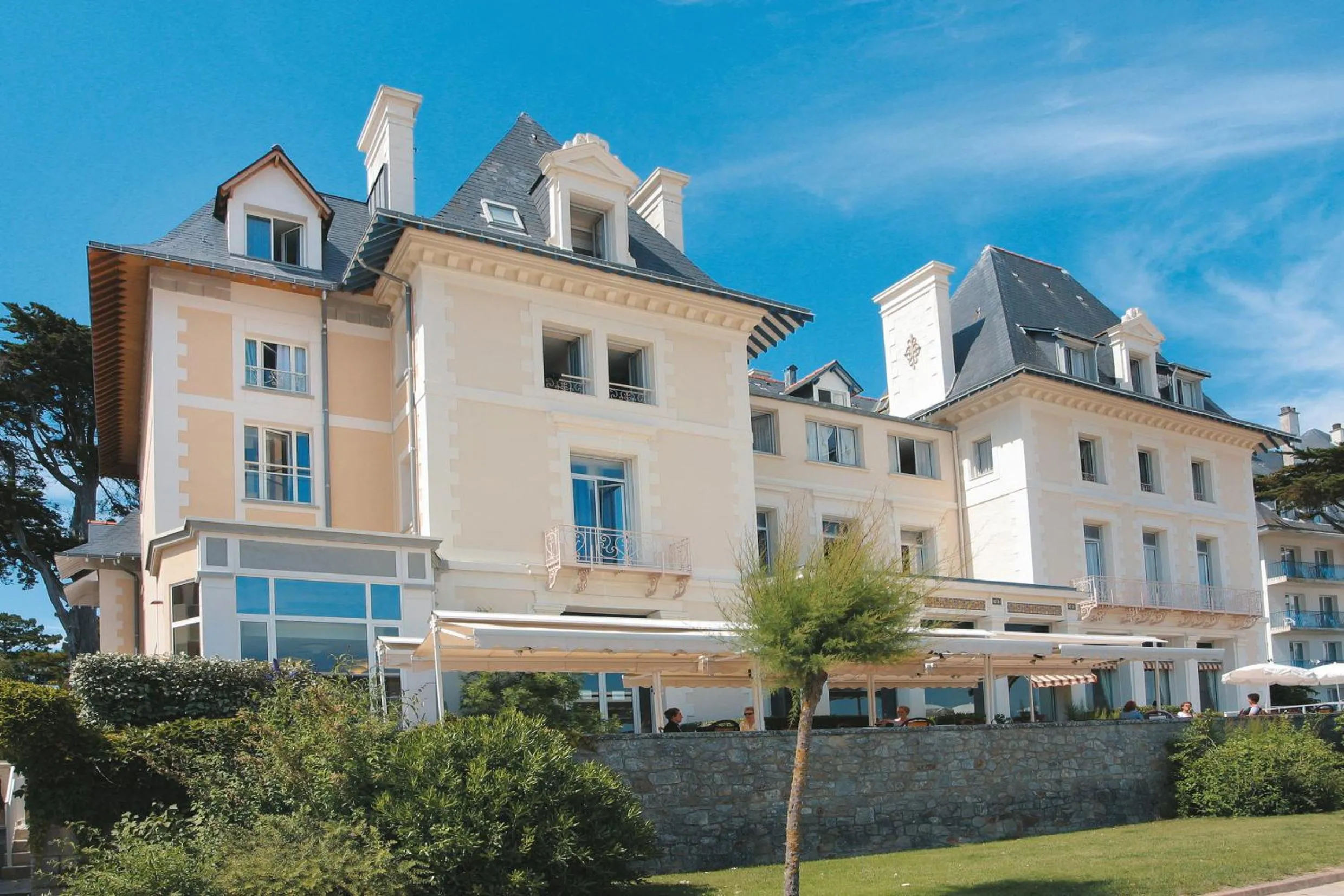 Garden in Hôtel Vacances Bleues Villa Caroline