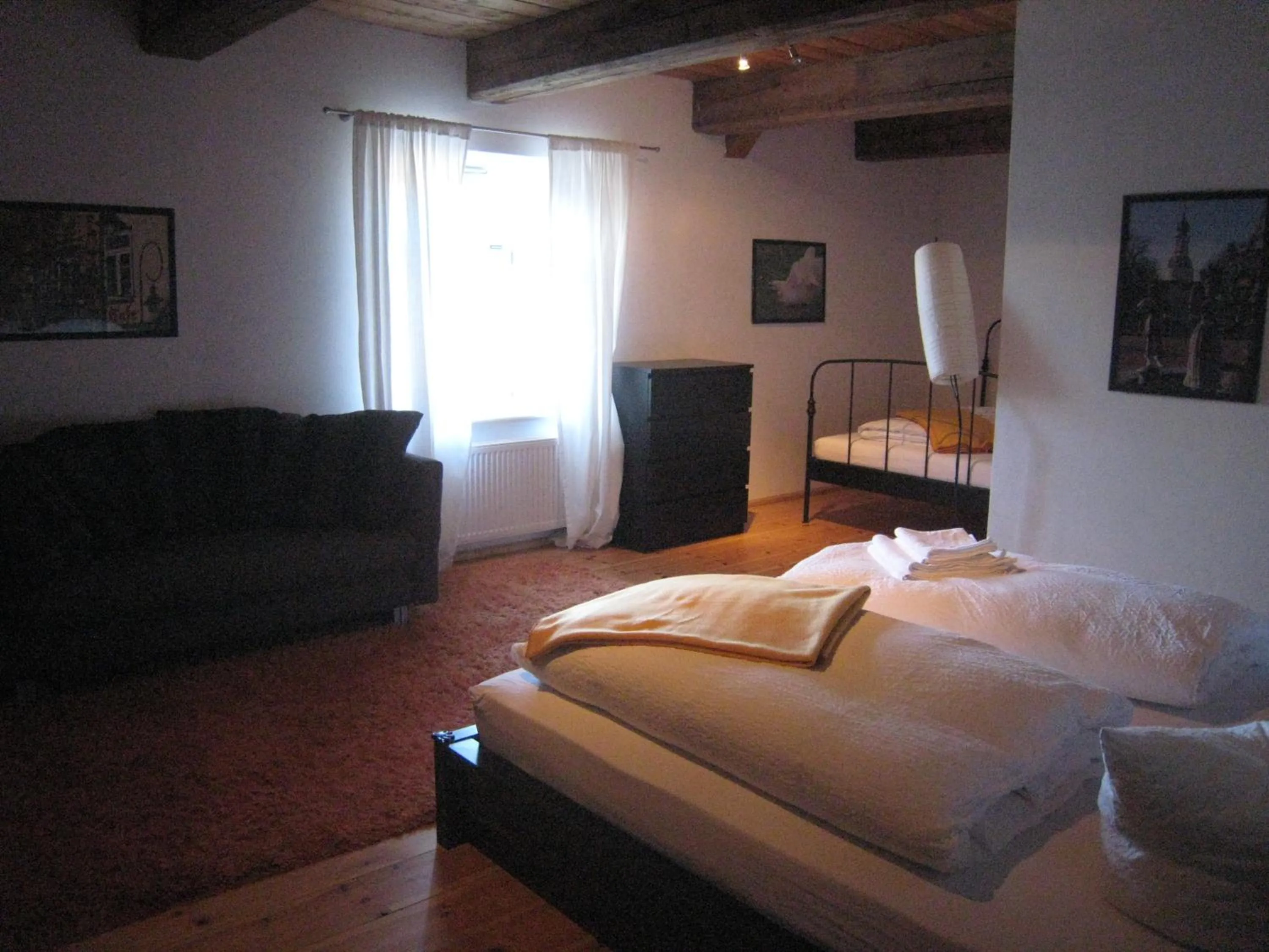 Photo of the whole room, Bed in To`n Schlagboom