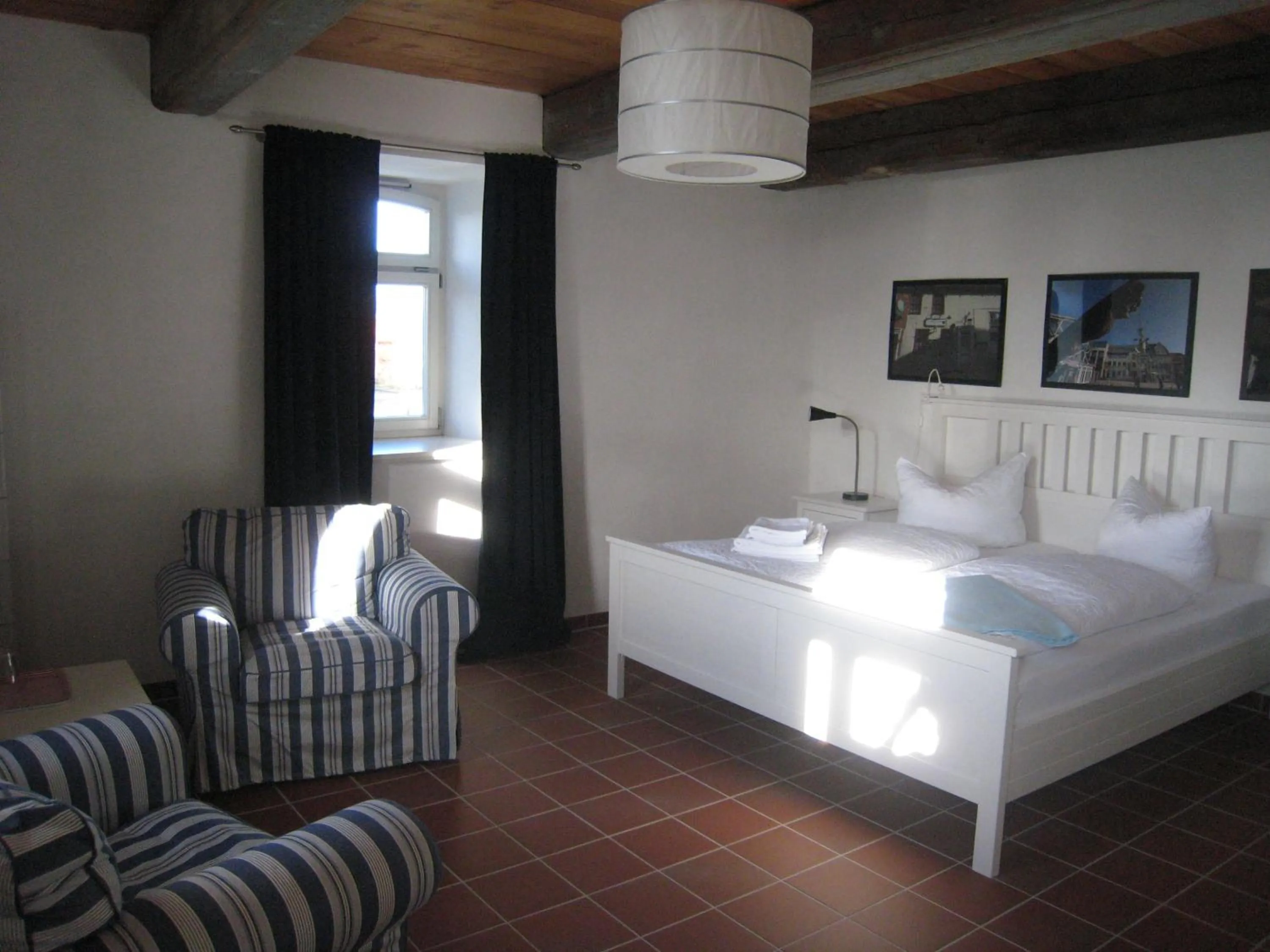 Photo of the whole room, Bed in To`n Schlagboom