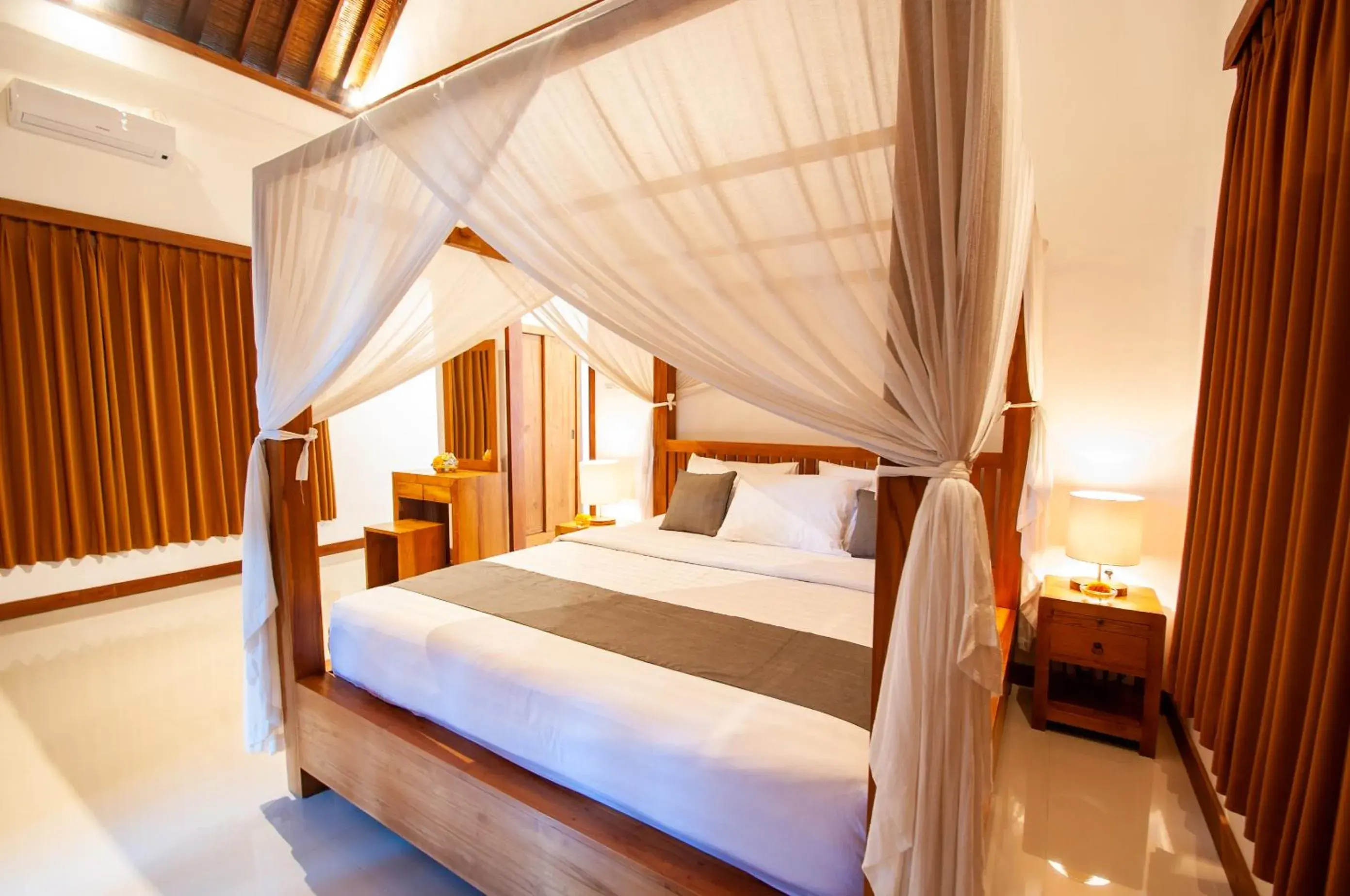Deluxe Double Room with Bath in Flamboyant Villa Ubud Deluxe Double Room with Bath in Flamboyant Villa Ubud