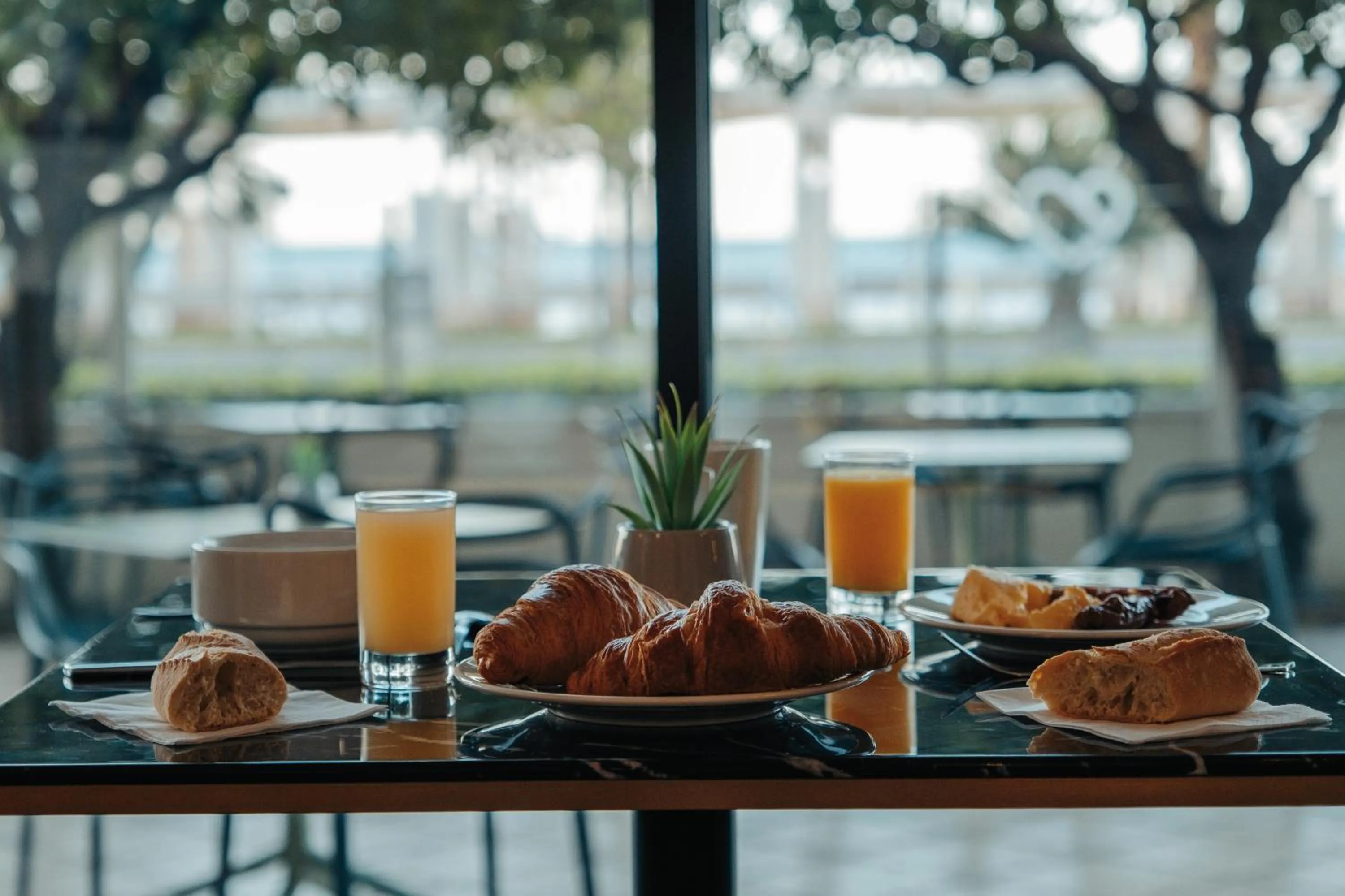 Breakfast in Hôtel Le Royal Promenade des Anglais