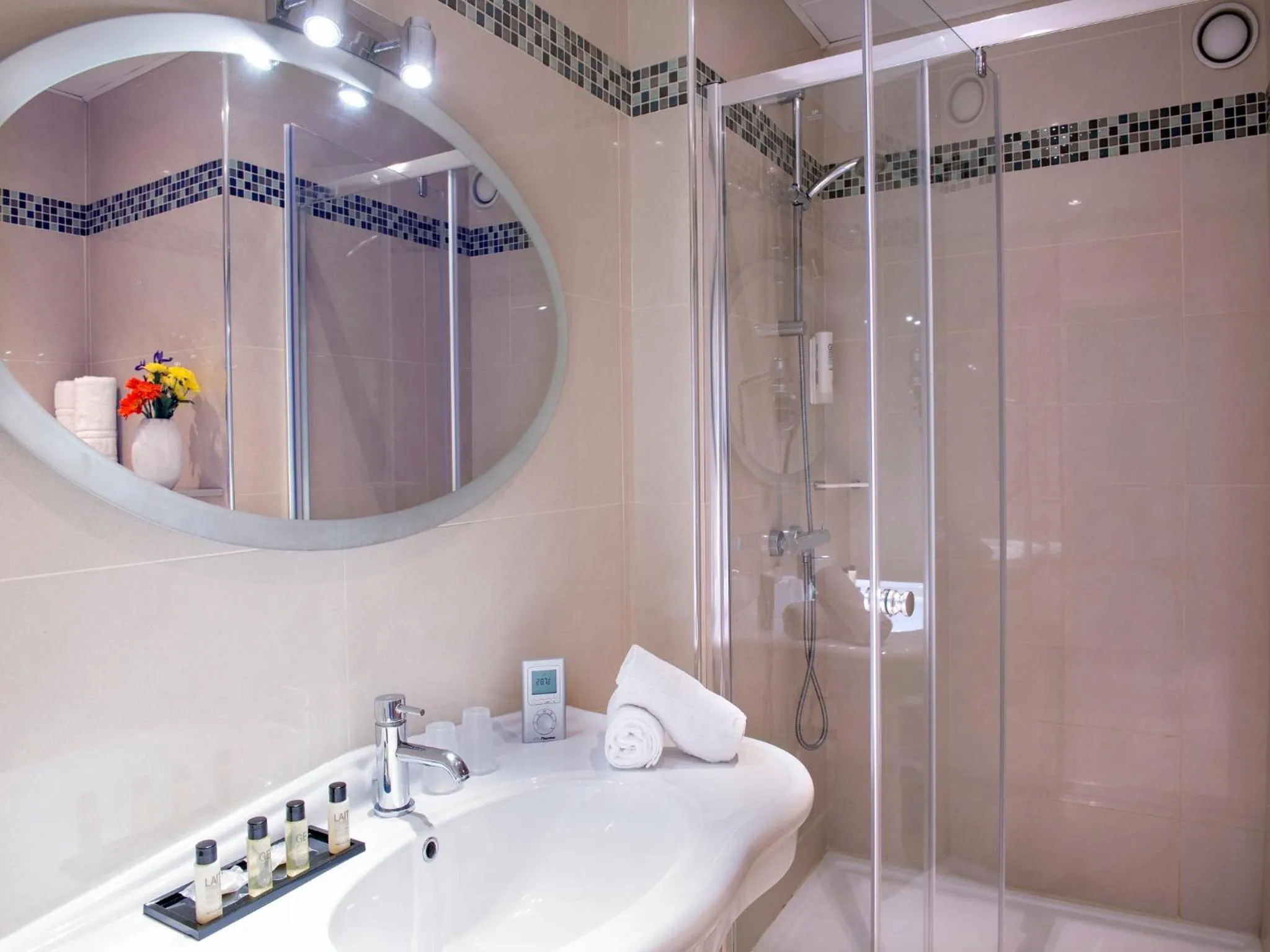 Shower in Hôtel Le Royal Promenade des Anglais