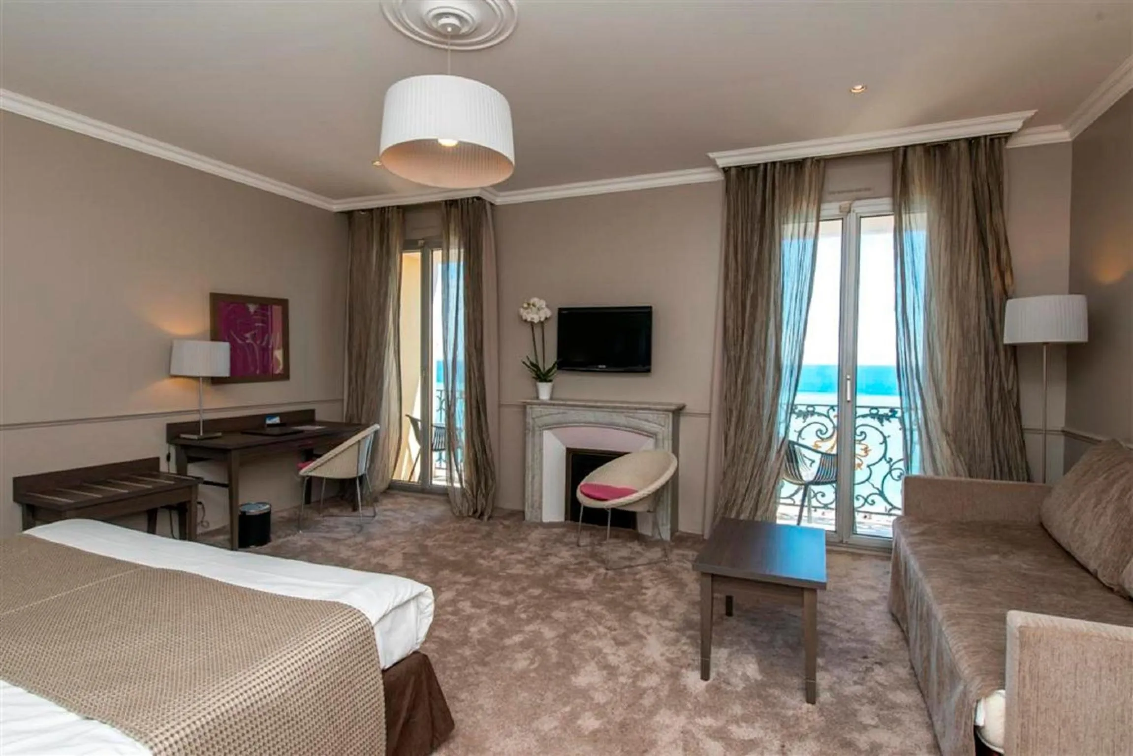 Seating area, Bed in Hôtel Le Royal Promenade des Anglais