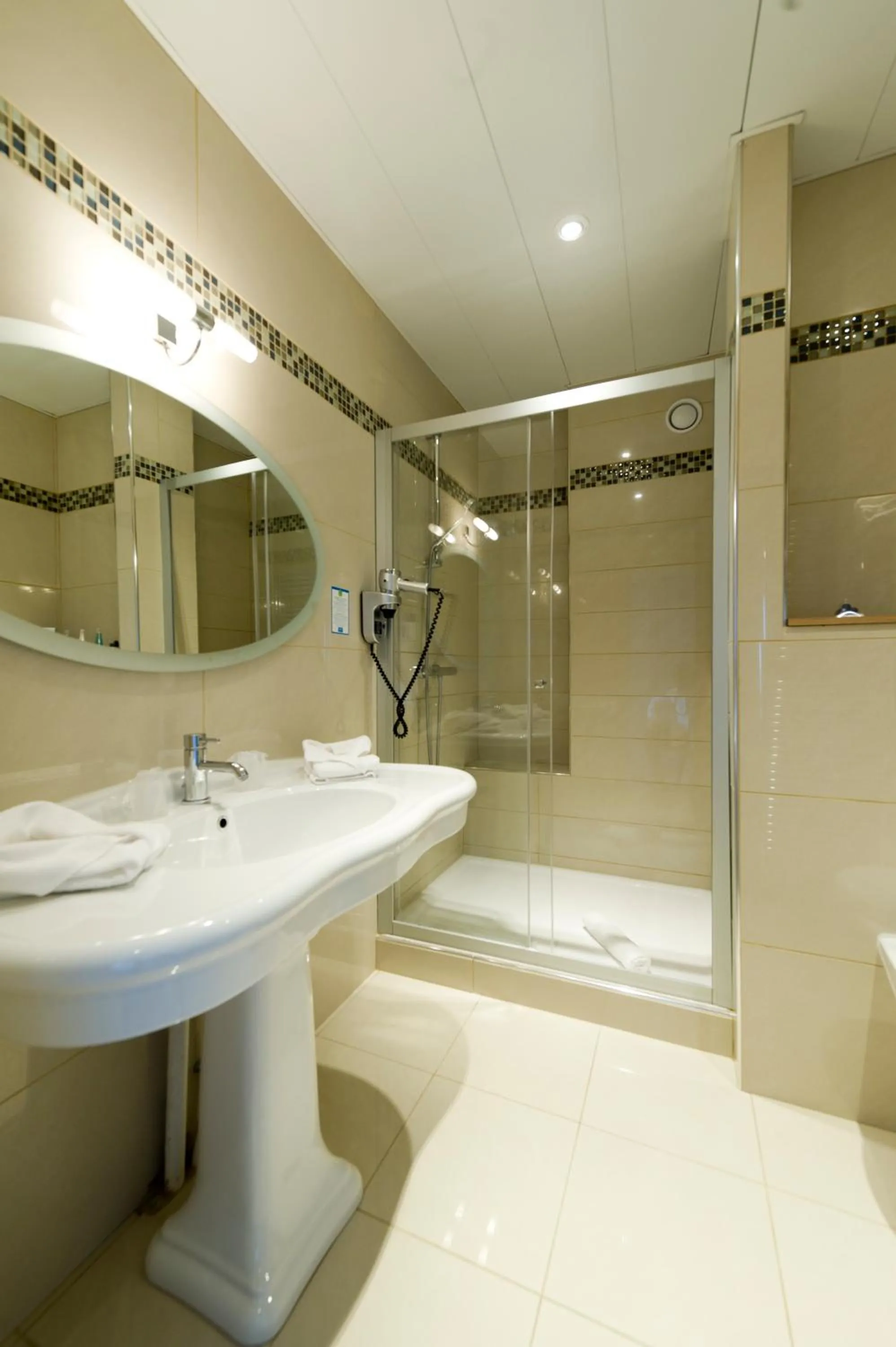 Bathroom in Hôtel Le Royal Promenade des Anglais