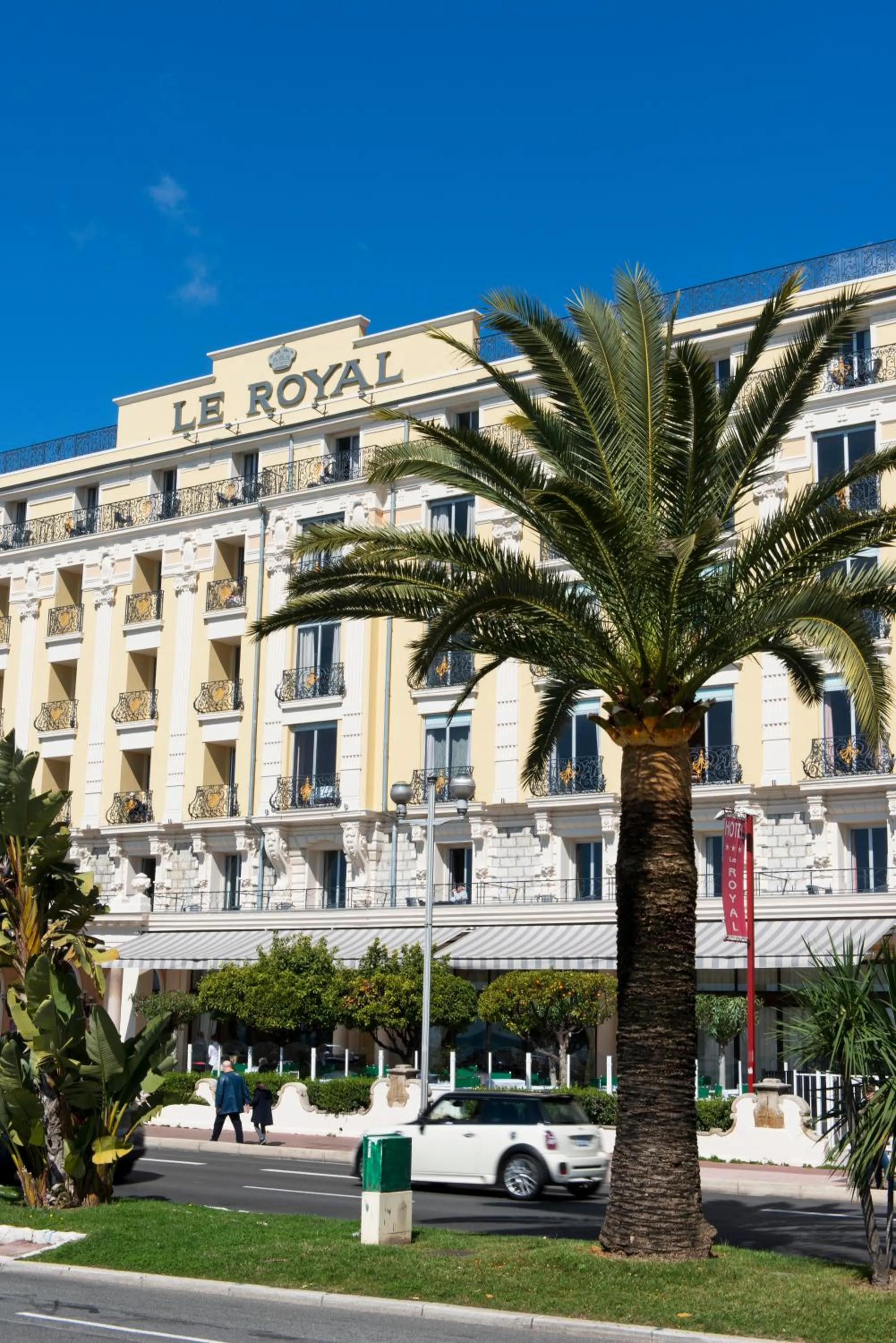 Facade/entrance in Hôtel Le Royal Promenade des Anglais