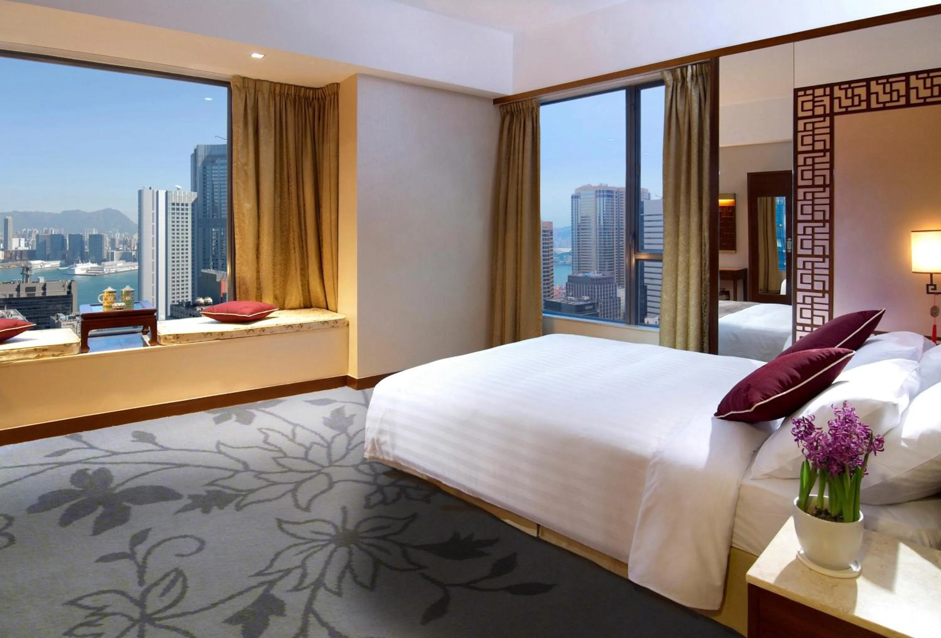 Photo of the whole room, Bed in Lan Kwai Fong Hotel - Kau U Fong
