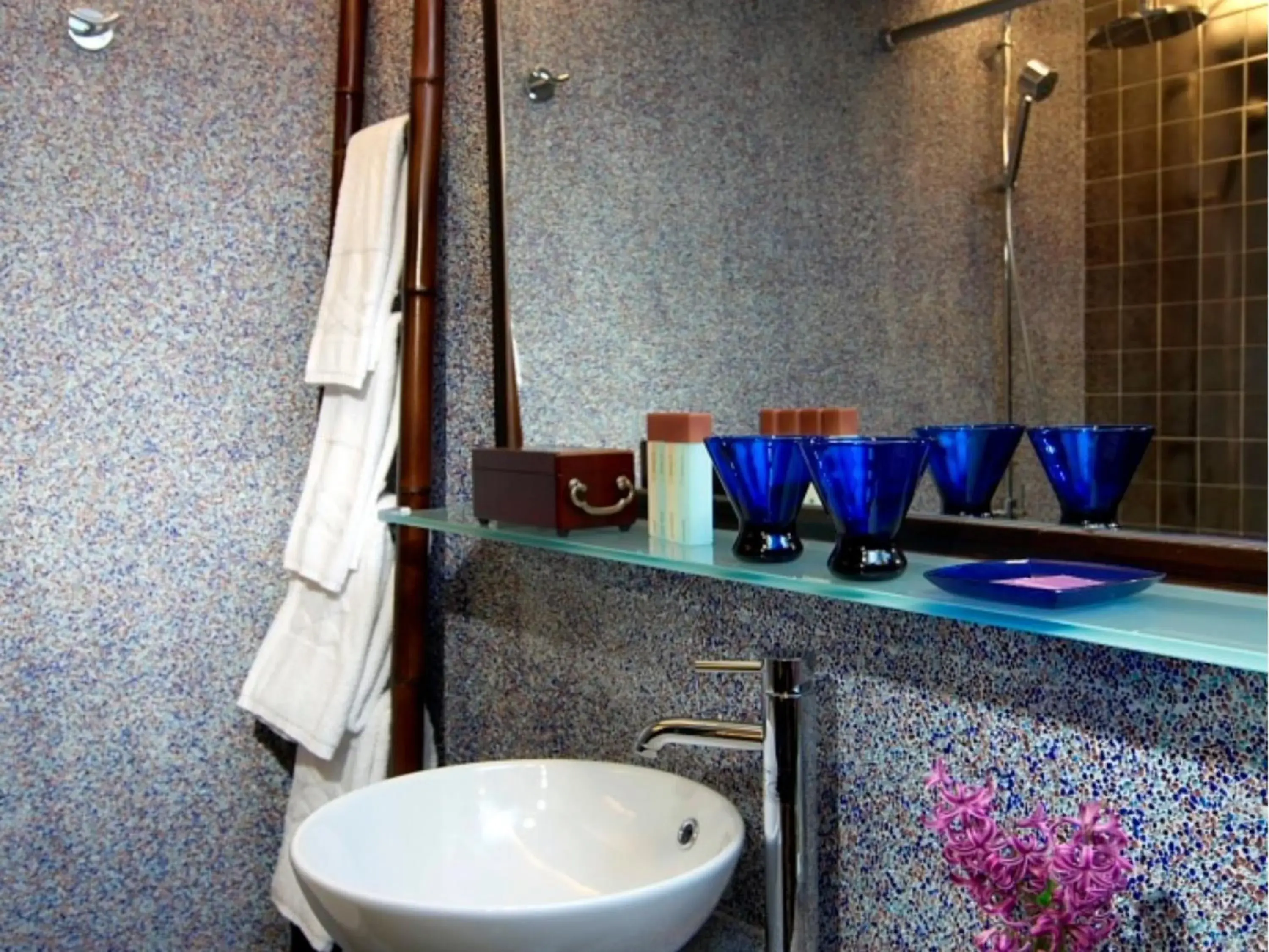 Bathroom in Lan Kwai Fong Hotel - Kau U Fong Bathroom in Lan Kwai Fong Hotel - Kau U Fong