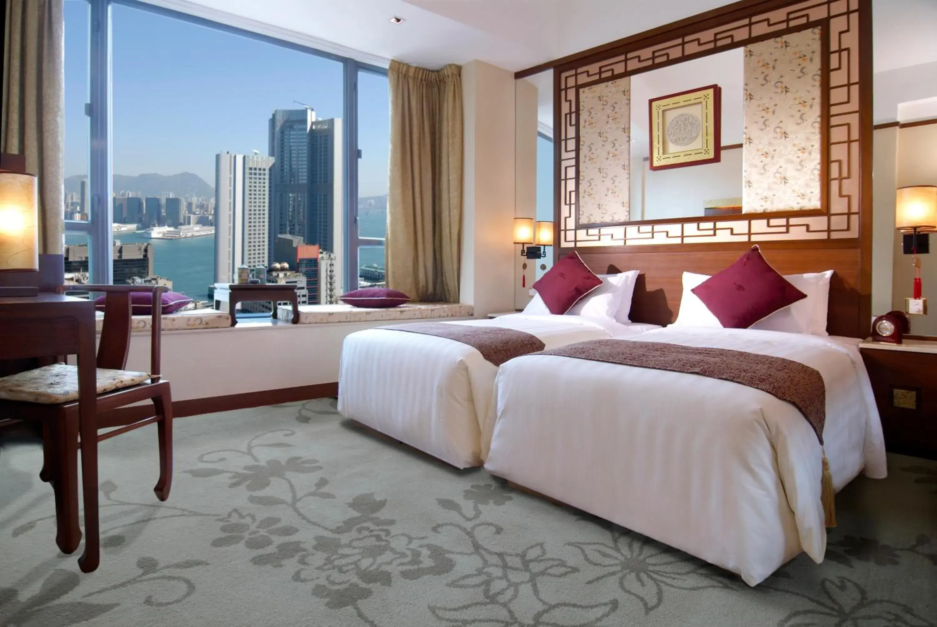 Shower, Bed in Lan Kwai Fong Hotel - Kau U Fong Shower, Bed in Lan Kwai Fong Hotel - Kau U Fong