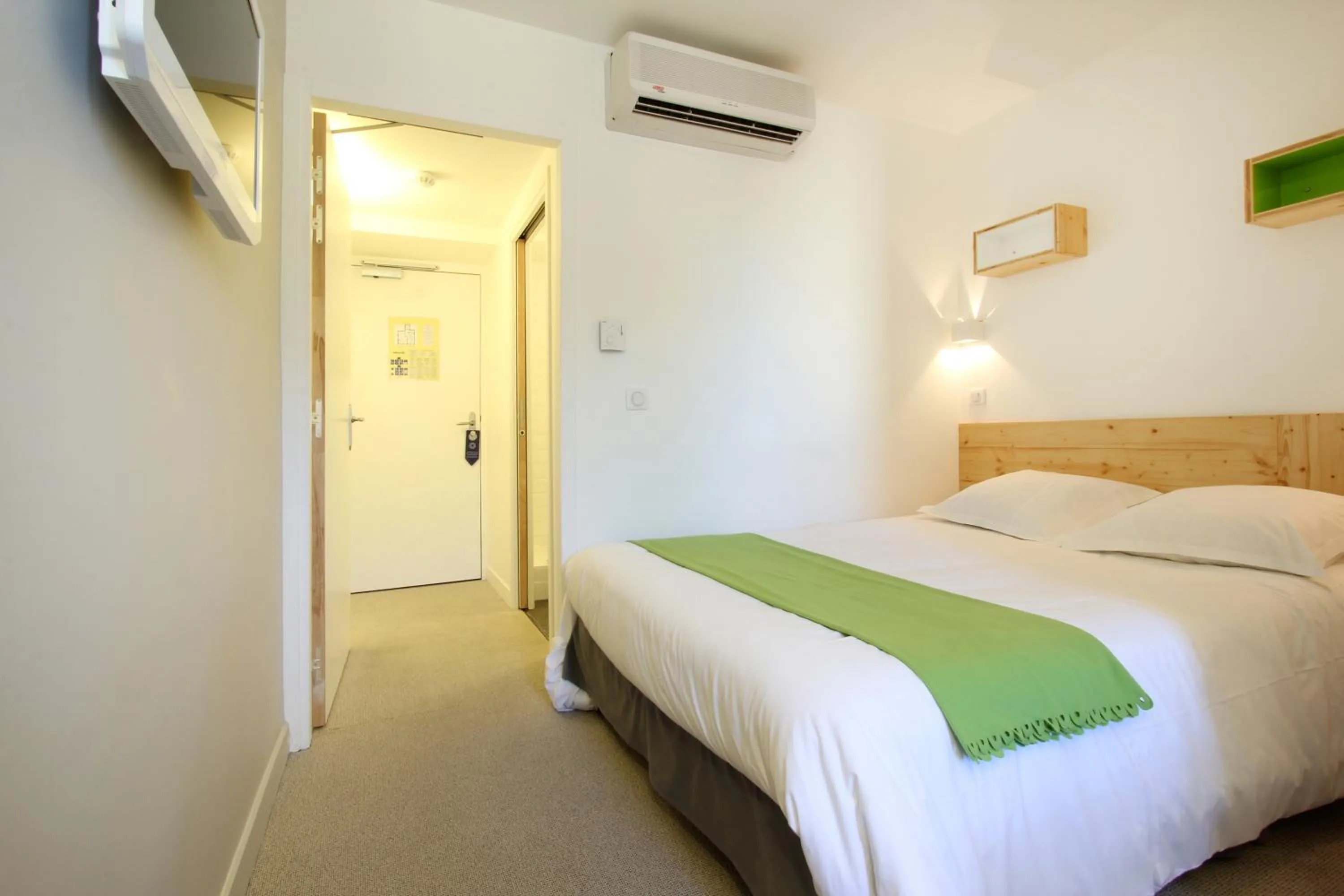 Photo of the whole room, Bed in Hôtel Hermès