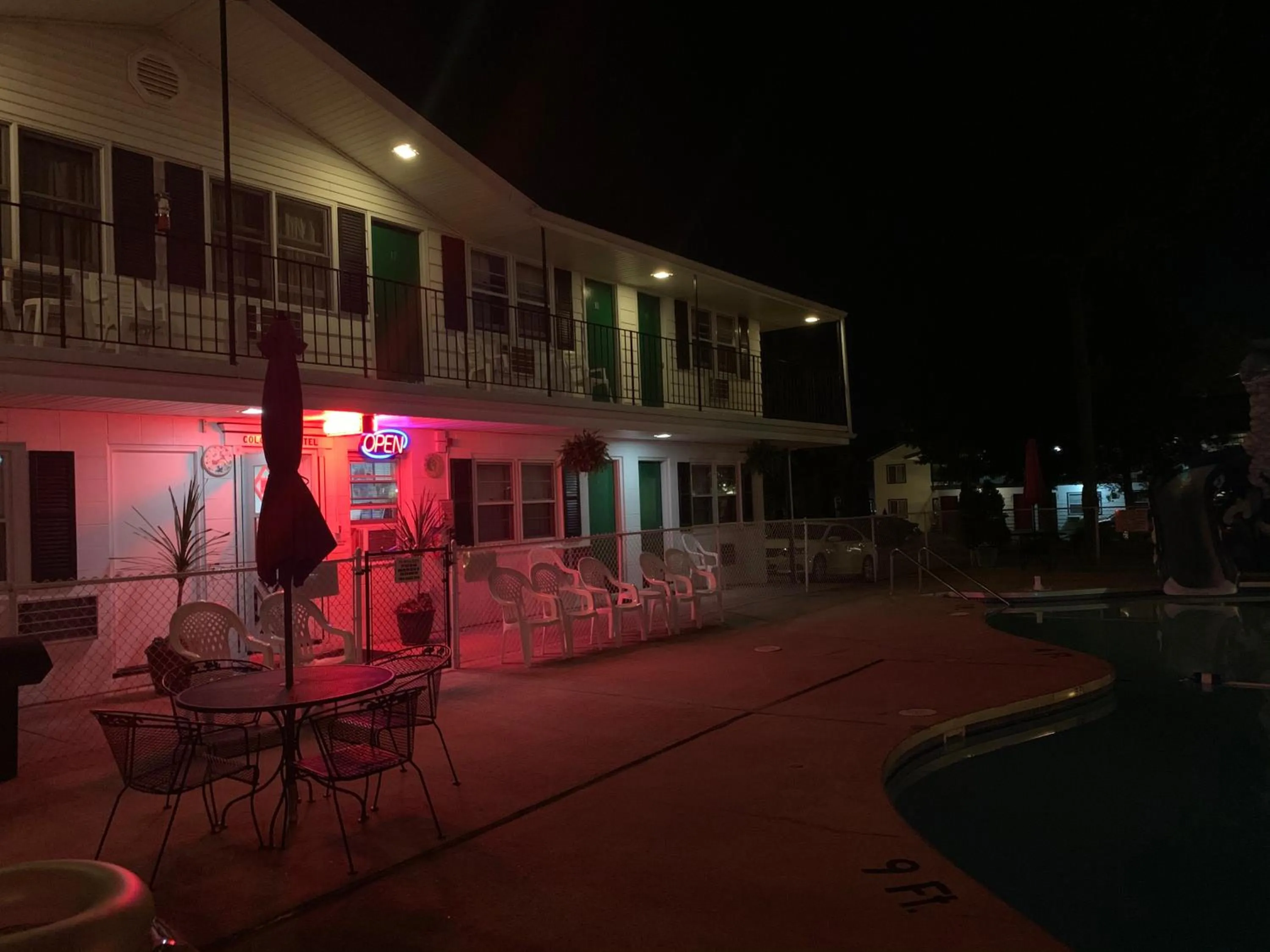 Colonial motel