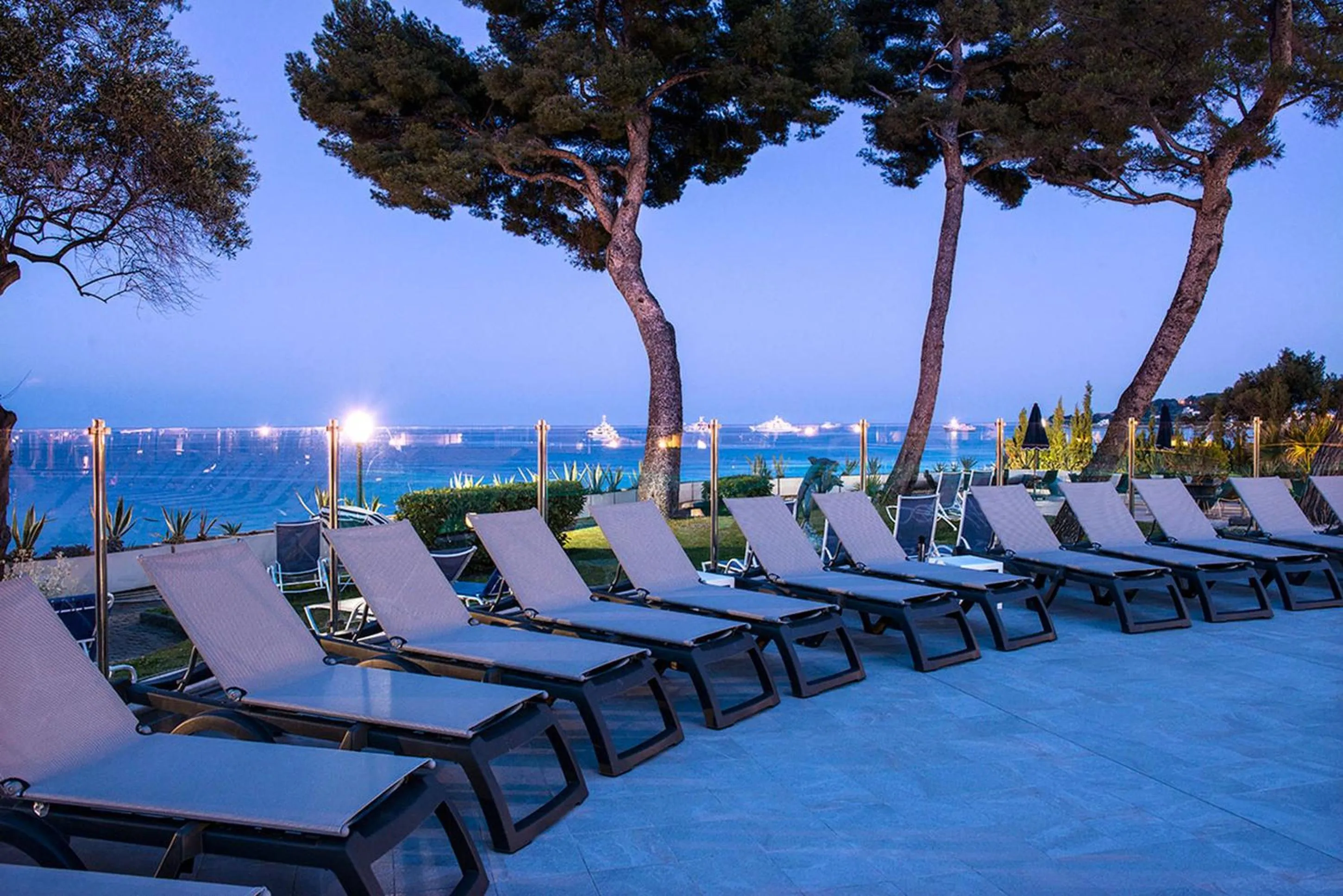 Swimming pool in Hôtel Vacances Bleues Delcloy