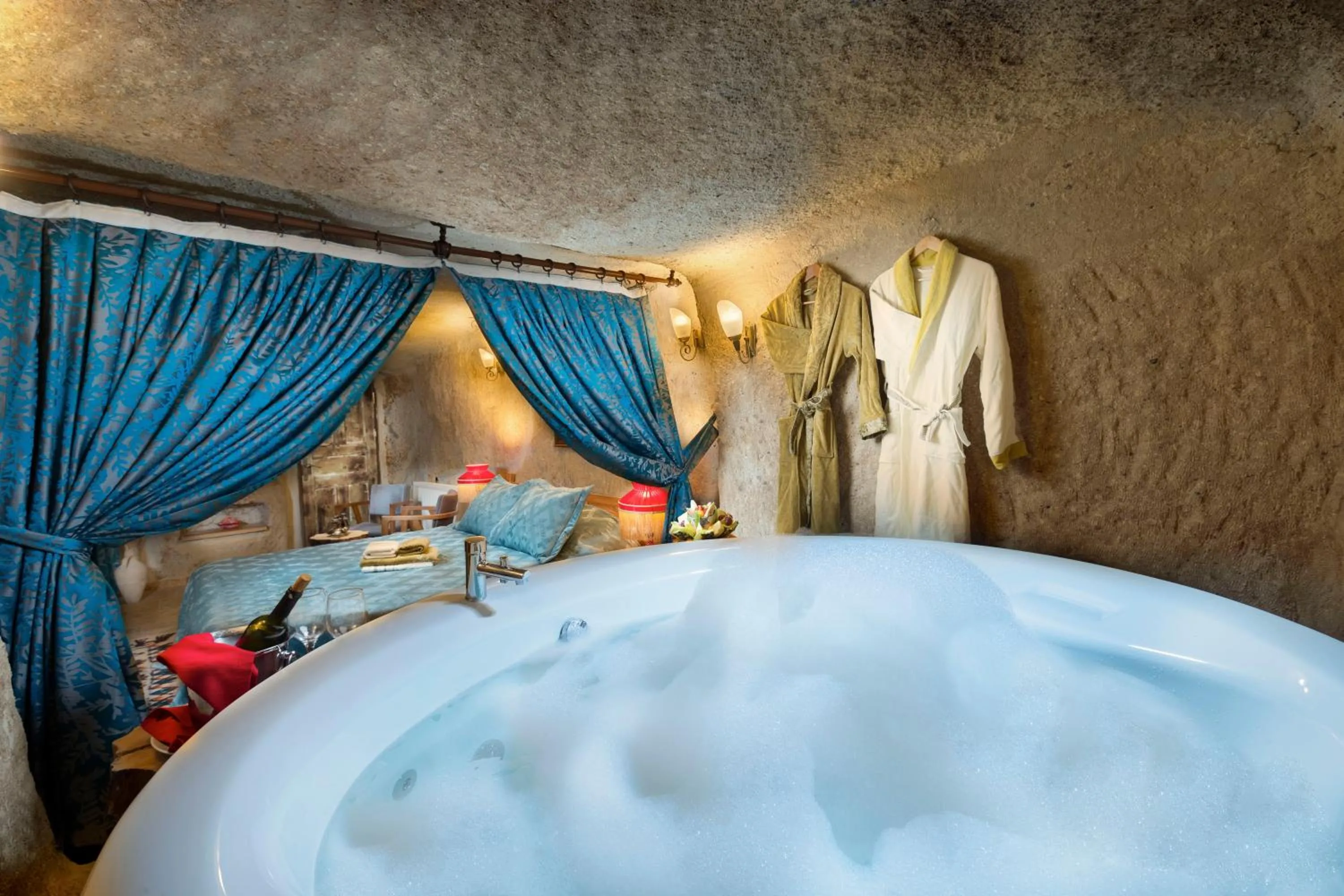 Hot Tub, Bed in Cappadocia Splendid Cave Hotel