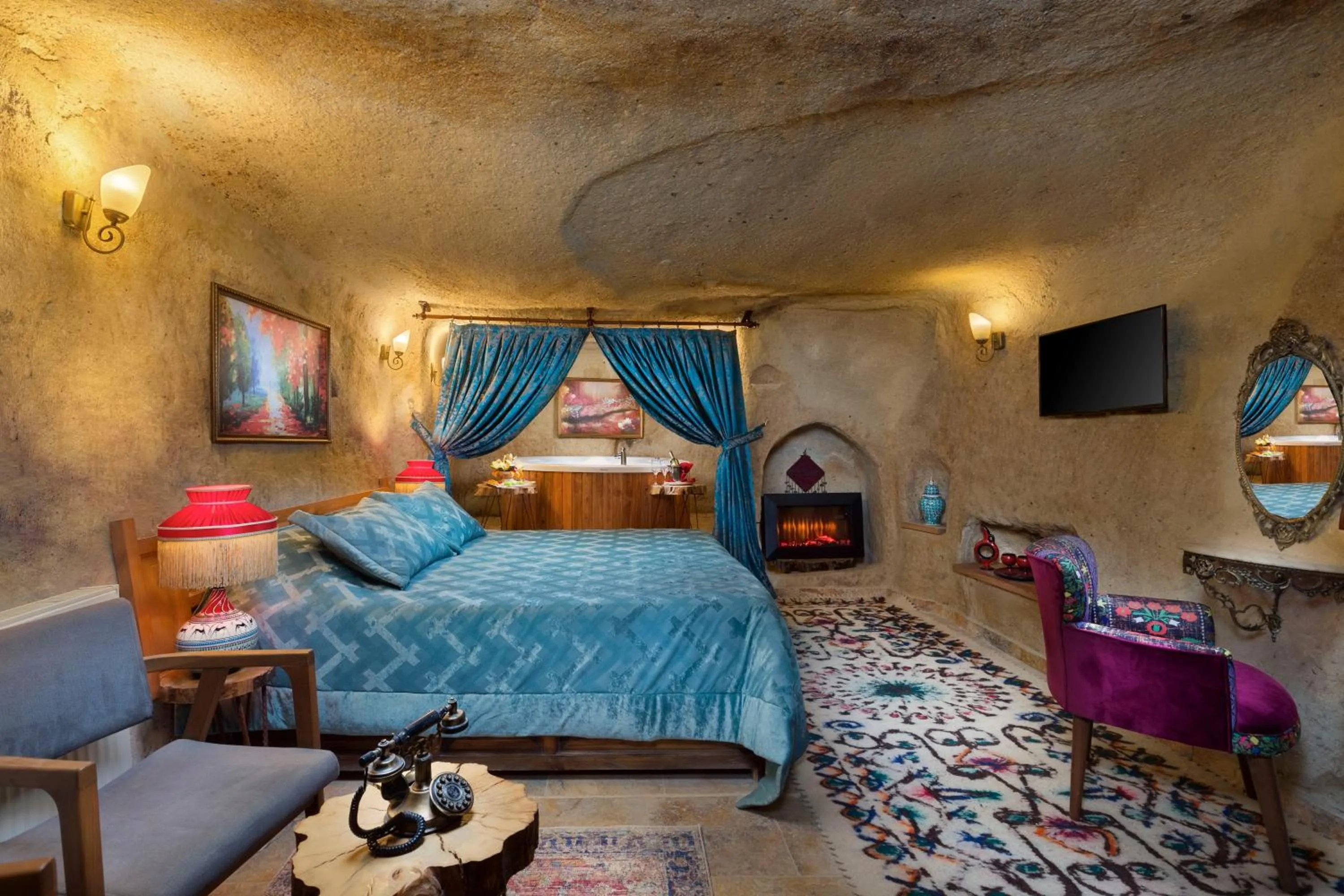 Hot Tub, Bed in Cappadocia Splendid Cave Hotel