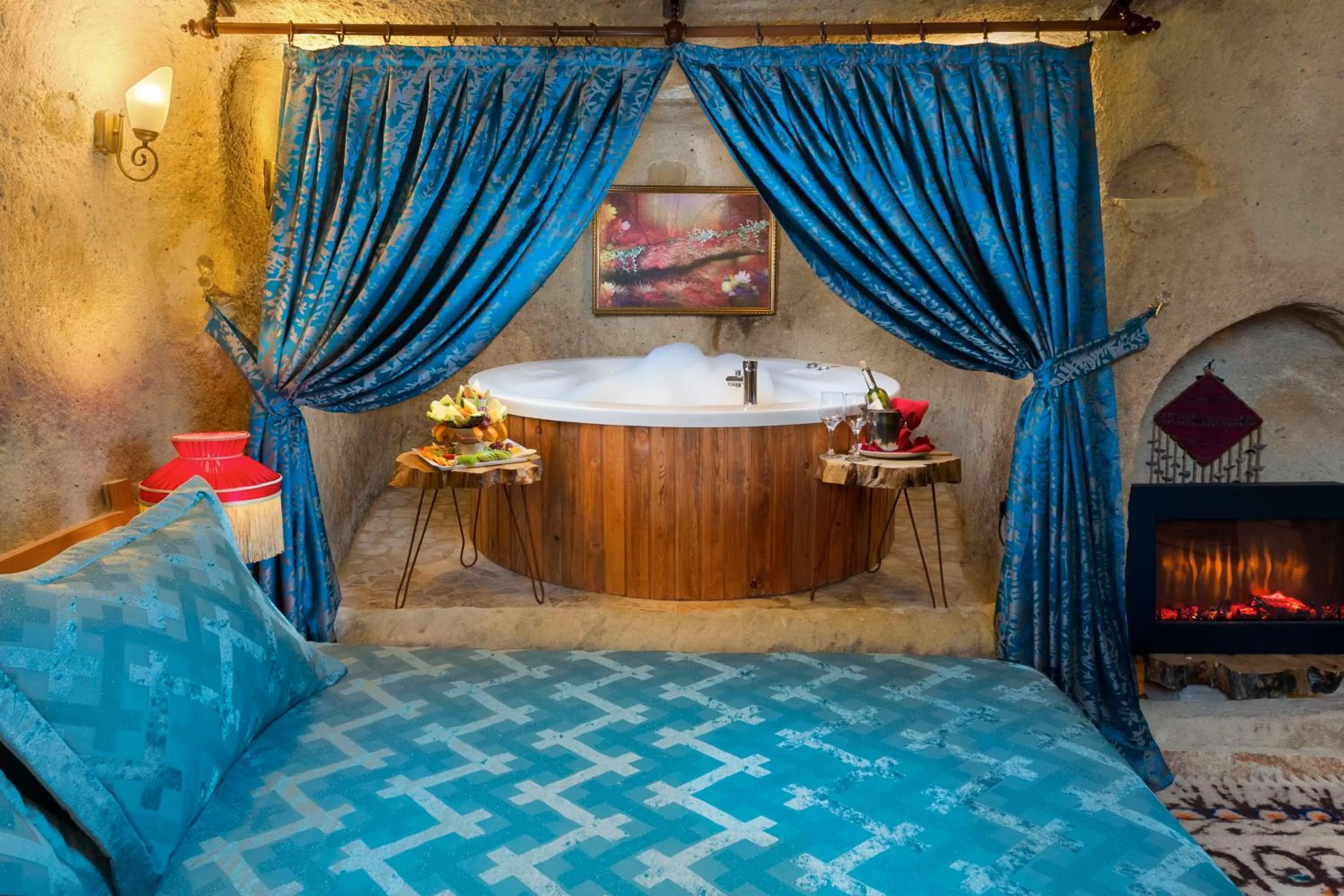 Hot Tub, Bed in Cappadocia Splendid Cave Hotel