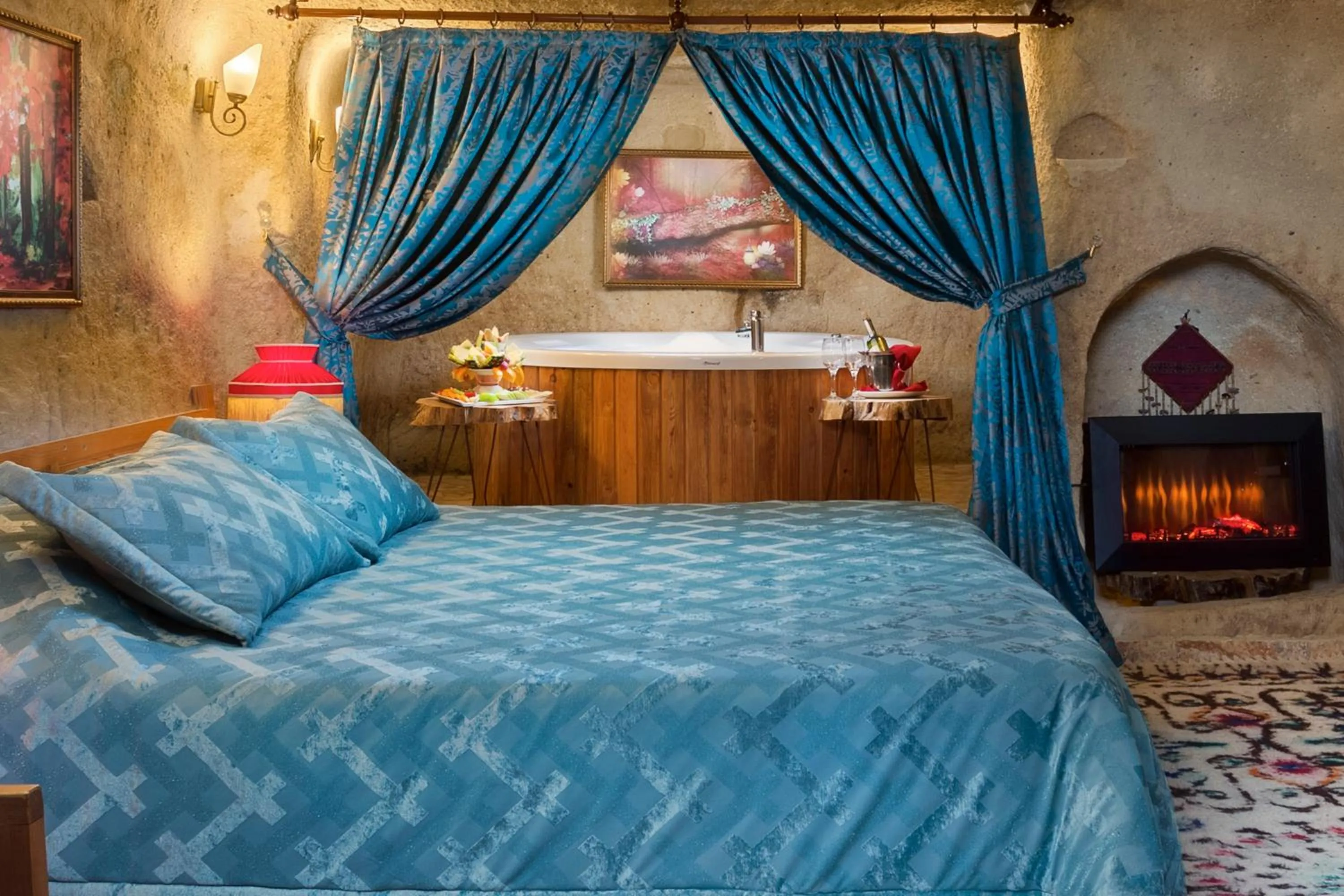 Hot Tub, Bed in Cappadocia Splendid Cave Hotel